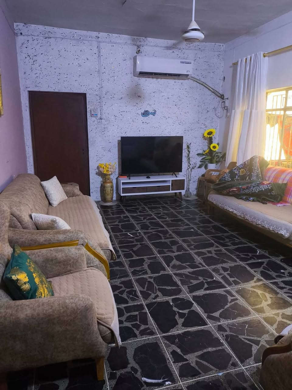 السلام عليكم
دار سكني طابو صرف للبيع 
البيت واجهة 2٫5 متر ممر دخول طوله 18 متر
 والبيت خلفي 15 متر واجهة ونزال 16 متر
المساحة 280 متر
الموقع : بعقوبة /خلف المحافظة -قرب مطعم كباب نبيل
السعر 300 مليون
للاستفسار على الرقم :***********
متوفر اتصال وواتس اب
