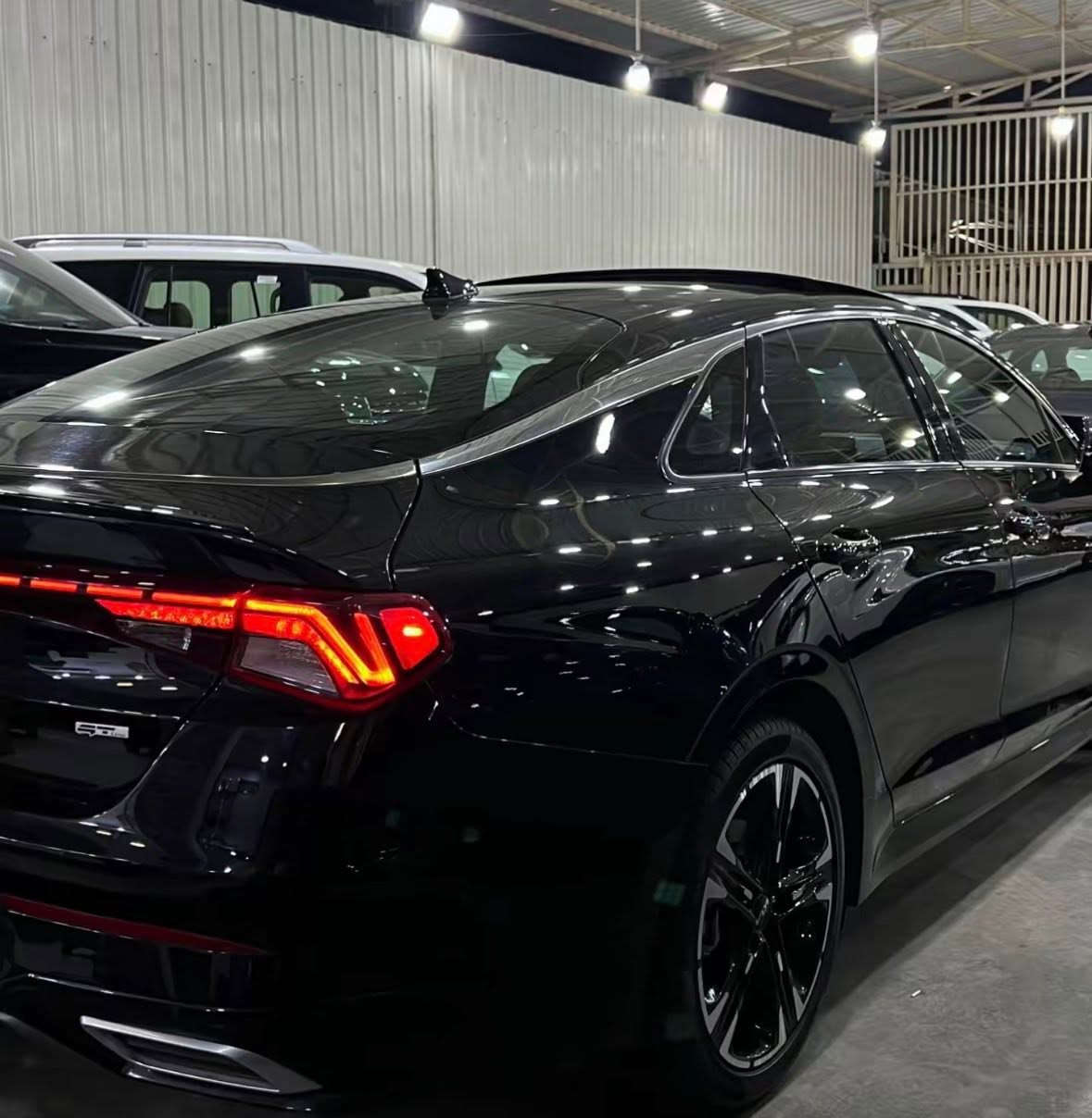 السلام عليكم كي فايف K5 2023 موصفات GT Line حادثها موضح بل صور  سعرها 20٫000$ سعر بي مجال للتواصل عل خاص او عل رقم ‭***********‬

