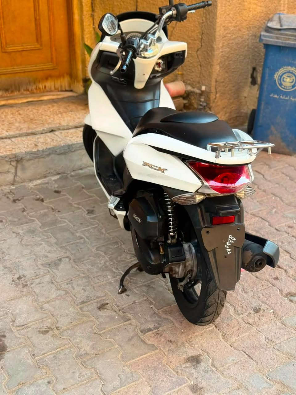 السلام عليكم للبيع دراجه pcxجيل الاول ياباني  دراجة (ماشيه 19الاف حبيبي ) ماخذها رمبه الدراجه وأعلى ايدي ياباني الاصلي دراجه جديده مال جناي وعلئ ايدي 
ياباني الاصلي دراجه كامله أستان كهربائي حساس ازدحام سويجات دراجه جديده الدراجه  احلا من الصور مال جناي المكان بغدادالكرخ دراجة مكفوله اي نقص مابيه السعر1350
وبيها مجال بسيط  
اي استفسار ***********
