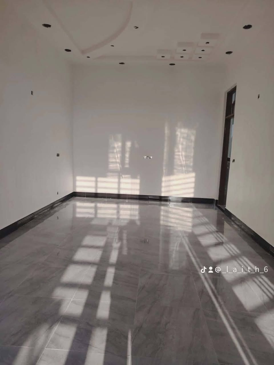 كادر السراي كادر إيراني  شغل واحد على واحد   شعل  البخ  والبيض  شغل مرايه و  سعر المتر 2 ونص  والرقم ***********

نص مكتوب في الصور:
- @_l_a_i_t_h_6
- @la_i_t_h_6