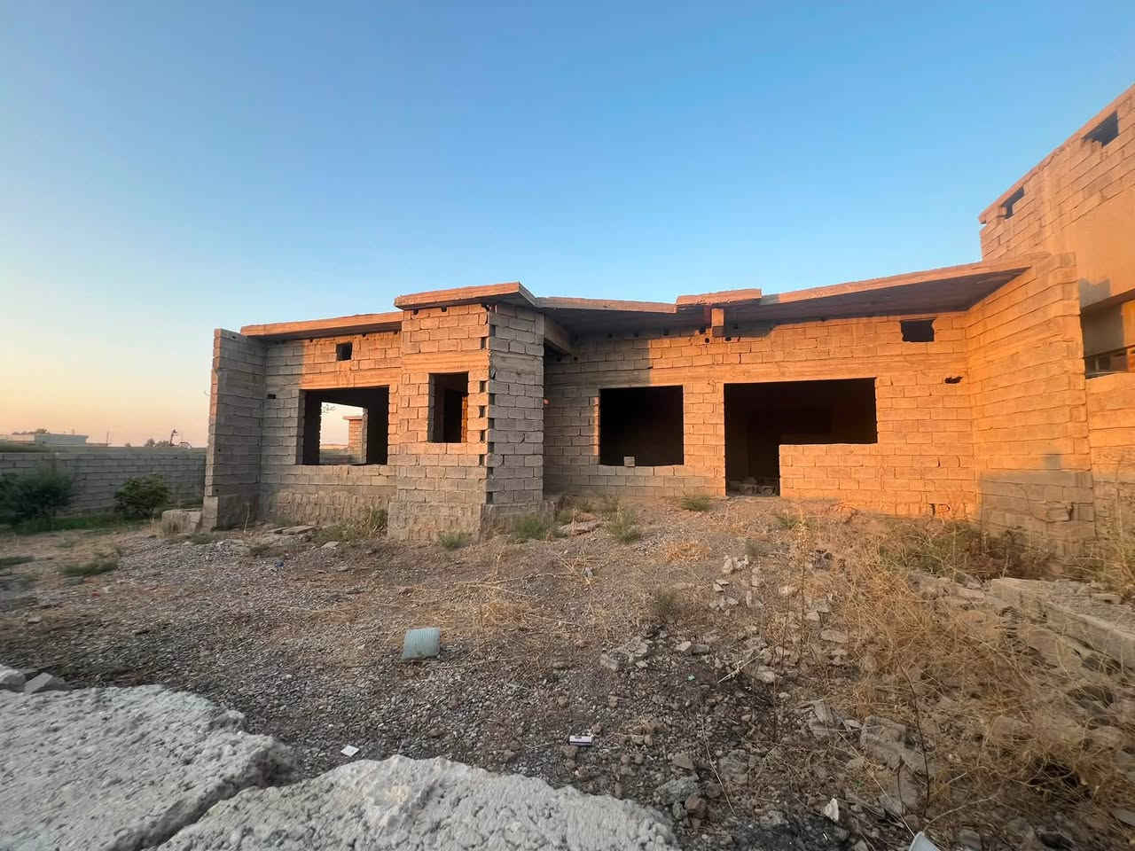 السلام عليكم...
بيت هيكل للبيع المساحه 600 متر 
مساحة البناء225 يتكون من 
١.استقبال 8×4ونص
٢.هول 4×6 
٣.مطبخ ٤×٥ بارد +مطبخ حار 
٤.ا غرفه ٤×٥مع سويت 
.٢غرفه ٤×٥
٥.موزع غرف ٣ونص×٥
مع مجموعه صحيات داخليه +صحيات خارجيه 

مع مخزن خارجي ٣ونص ×٥
واصله بس مي والكهرباء مو بعيده عنه
البيت مسيج كامل الموقع خلف الخضر مقابل المستشفى التركي
 السعر الاتصال الخاص ***********
