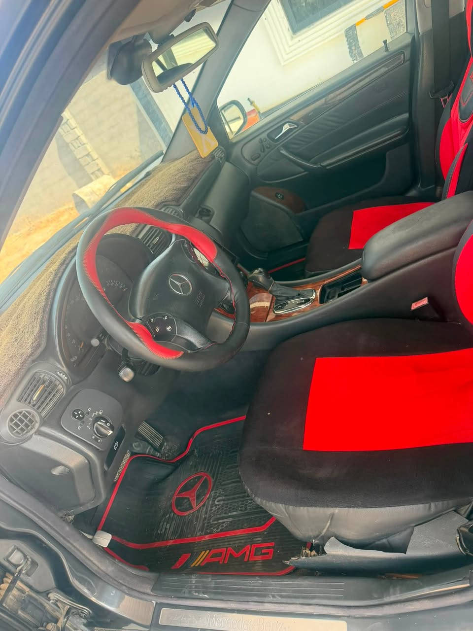 السلام عليكم مارسدس c320
موديل 2002 سياره مابيها اي نقص تبريد شغال شاشه محرك وكير مكفولات سعرها 64 وبيك خير وتدلل ماكو هيج سعر والله 
مكاني السياره بغداد/ تاجي 
***********
