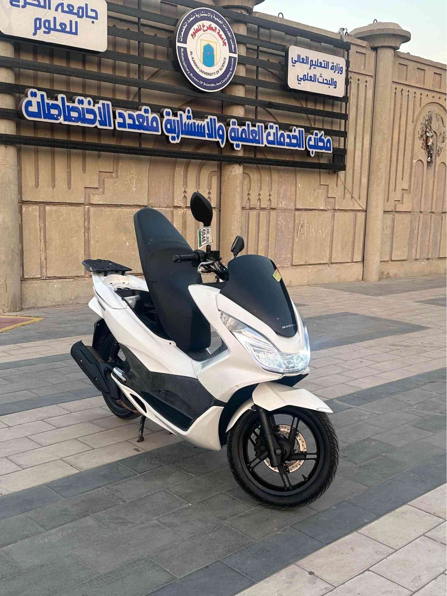 السلام عليكم للبيع دراجه pcxجيل الثانيJF  لون ابيض مديل2018 ماخذها رمبه اوراق المعرض موجوده الدراجه على ايدي حجم  مكينه150ياباني الاصلي دراجه ماشيه 18 الف جديده مال جناي 
ياباني الاصلي دراجه كامله أستان كهربائي  حساس ازدحام جديده الدراجه مكينه شلعه معدل خير من اللّٰه دراجه تكول جديده بمعنئ الكلمه واحلا من الصور مال جناي المكان بغداد دراجة مكفوله اي نقص ميحتاج
كفرها اصلي بشرط ابو السفنجات منجوه  السعر١٩٠٠.  عنواني بغداد 
اي استفسار*********** بغداد, العراق
