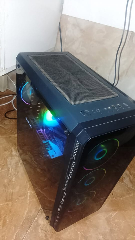 مواصفات جهاز الكمبيوتر (PC Specifications):
* المعالج (CPU): Intel Xeon E5-2680 v4 (14 نواة / 28 مساراً، بتردد أساسي 2.40 جيجاهرتز)
 * اللوحة الأم (Motherboard): MACHINIST X99-RS9 (V1.11)
 * الذاكرة العشوائية (RAM): 16 جيجابايت DDR4 (مقسّمة على قطعتين 8×2 بتردد 2400 ميجاهرتز وتعمل بنظام Dual Channel)
 * كرت الشاشة (GPU): Sapphire Technology Radeon RX 580 Series (بسعة 8 جيجابايت GDDR5)
 * التخزين (Storage): قرص تخزين سريع Lexar SSD NM620 بسعة 1 تيرابايت (NVMe)
كل شي اصلي
 * نظام التشغيل:  Windows 11 proمنسق وجاهز للاستخدام
*********** اتصال وتساب 
بغداد يوجد توصيل
