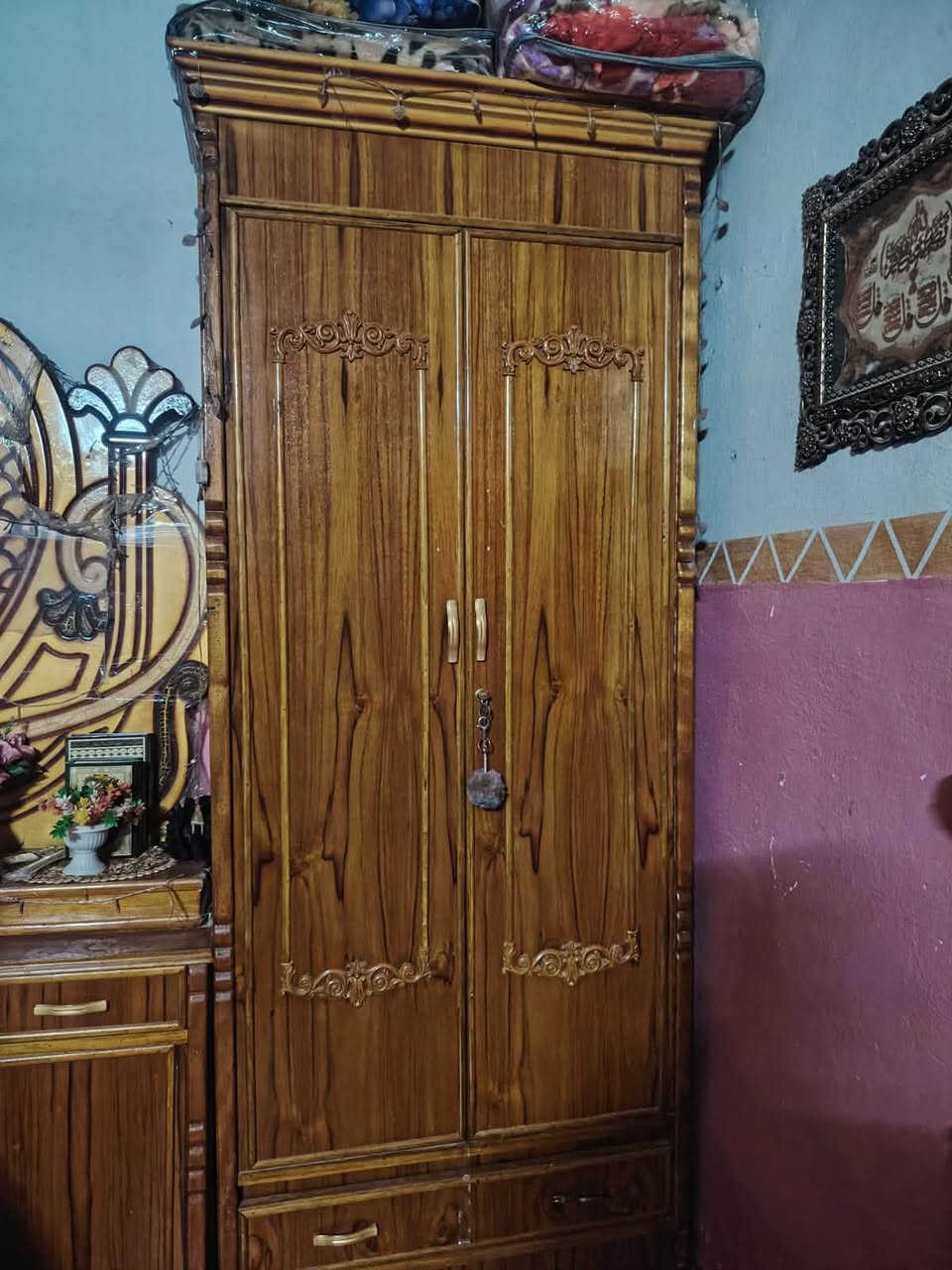 السلام عليكم يوجد غرفة خشاب
جديده ونضيفه 
كامل مكمل 
السعر 1100وبي مجال قليل *********** مكان الدجيل العجيليه
