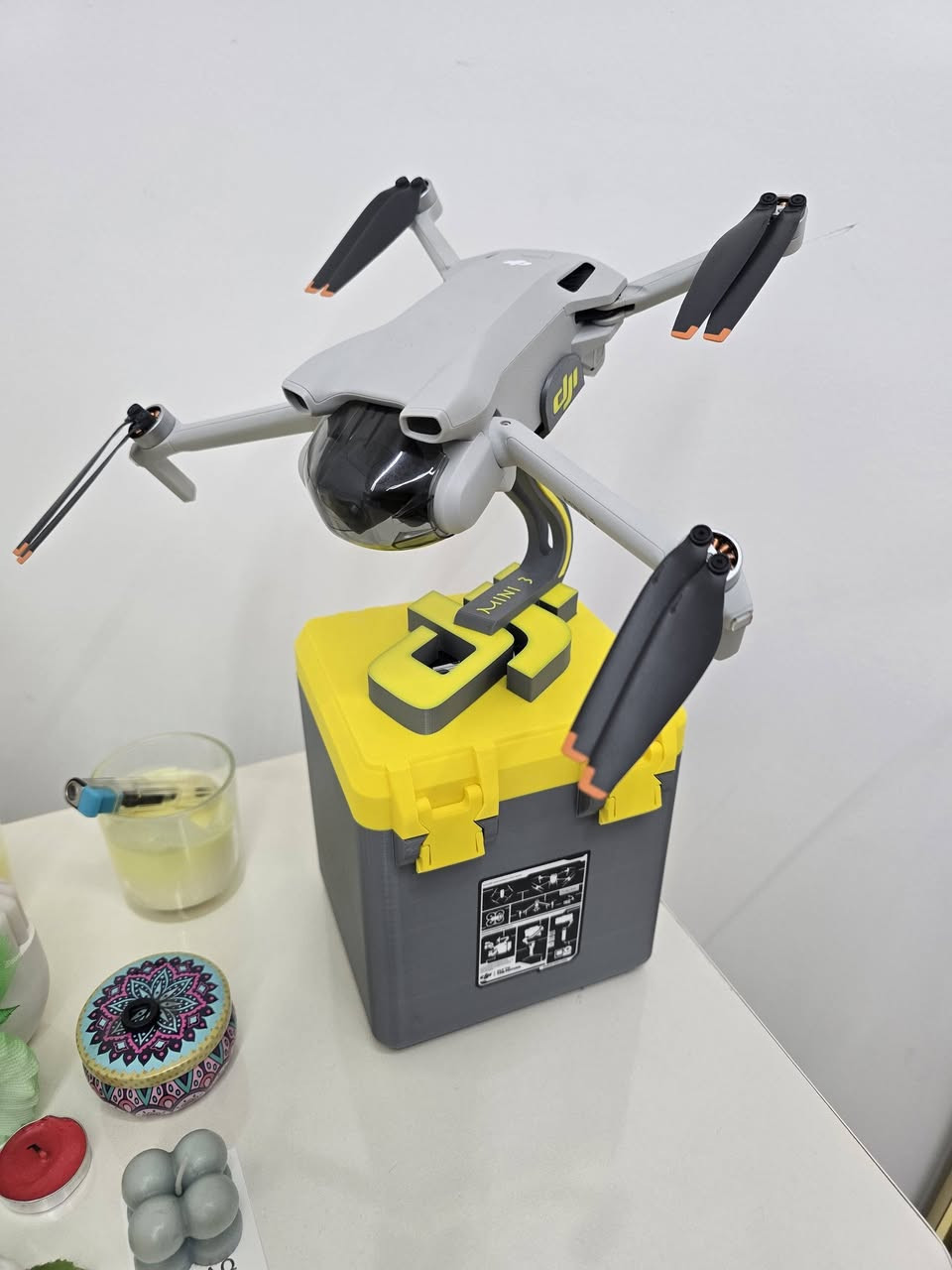 Dji mini 3 درون اخت الجديدة مستخدمة اقل ٣ ساعات اخذتها قبل الزيارة الاربعينية وياها تخم مراوح عدد ٢ والاصلي مفتوح منها ومضموم ومشدود بيها تخم جديد ملون ابيض واصفر ووياها ستاند وعلبة طباعة 
***********
