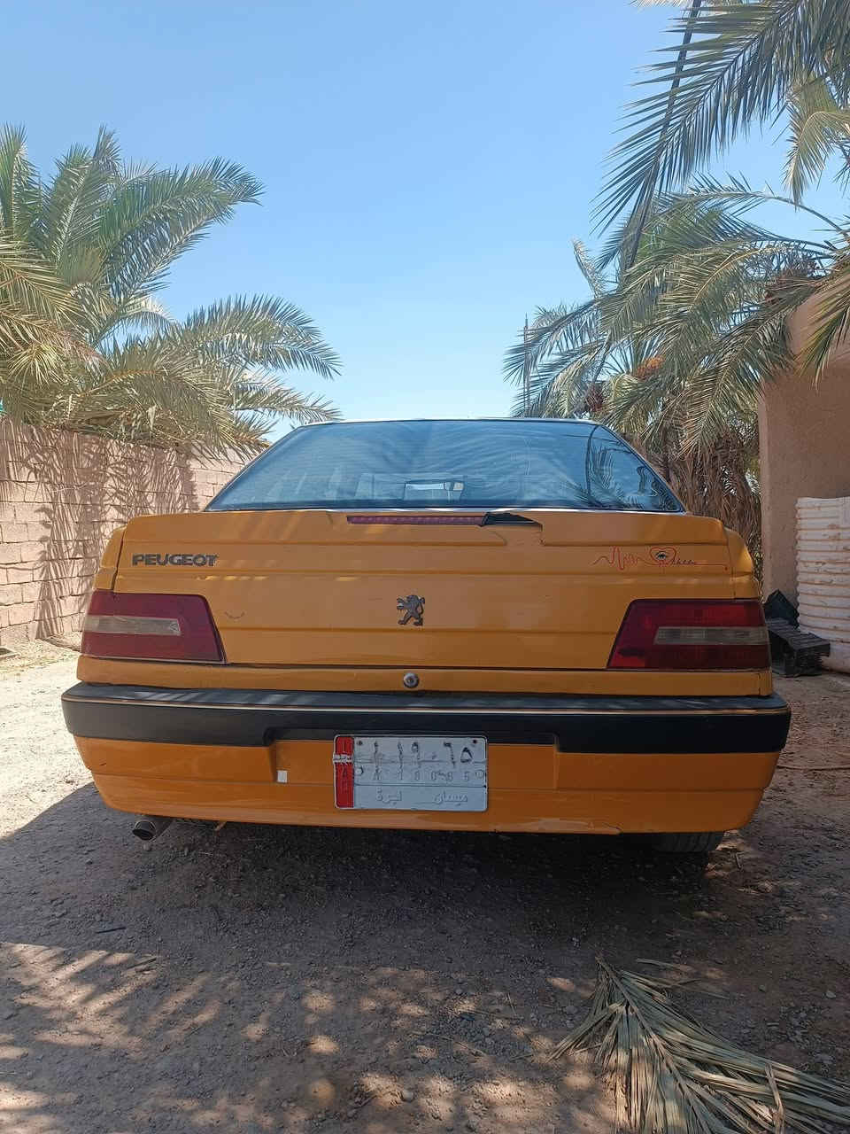 بيجو 405 للبيع موديل 2016 سياره مكفوله منضربه وتبديل كير مكينه حداديه تخم تاير جديد تبريد ثلج ❄️ مطلوبه 3 ورقات على اليشتري سنويه  ل 28 ورقم دولي مكاني ميسان  السعر 24 وبيها مجال قليل ***********

