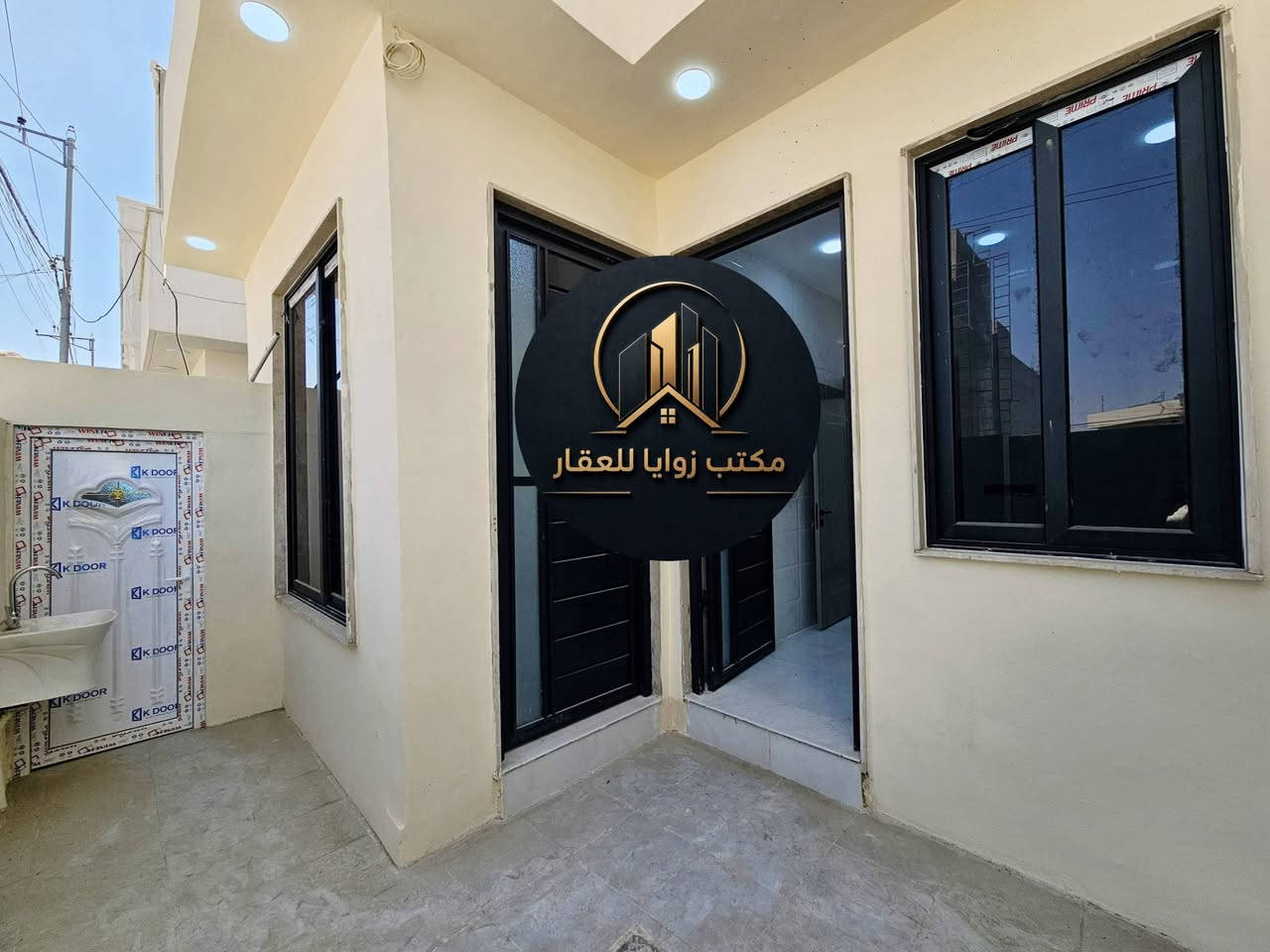 🛑 عروض مكتب زوايا للعقار . 🏢

🛑 دار للبيع في مزارع زيونه المقابله لحي الفلاح الثانيه في الفرع 
      المقابل لمولدة مزارع زيونه .

🛑 مساحة الدار ( 100 ) متر طابق واحد بناء حديث زيرو .

🛑 مساحة الواجهه ( 6.65 ) متر .

🛑 خدمات متوفره بالكامل  ماء /  كهرباء /  تبليط  .

🛑 اتجاه الدار شمال  .

🛑 سند الدار بستان زراعي ملك صرف .

🛑 الدار يتكون من :
      كراج + استقبال + هول داخلي غرفة نوم عدد ( 1 ) + مطبخ + 
      صحيات داخل الدار و خارجه + مناور اناره .

🛑 للاستفسار عن السعر وباقي التفاصيل اكثر الاتصال على الأرقام 
      التاليه او مراجعة المكتب في مزارع زيونه :
     
      ***********        /        ***********

🛑 اضغط على زر المتابعه ليصلك كل ما هو جديد من عروضنا .

🔴 عنوان المكتب الموصل / مزارع زيونه المقابله لحي الفلاح الثانيه 
      قرب كافتريا R 2 .

🛑 نستقبل كافة عروضكم التجاريه والسكنيه والزراعيه والجمعيات .

نص مكتوب في الصور:
- مكتب زوايا للعقار