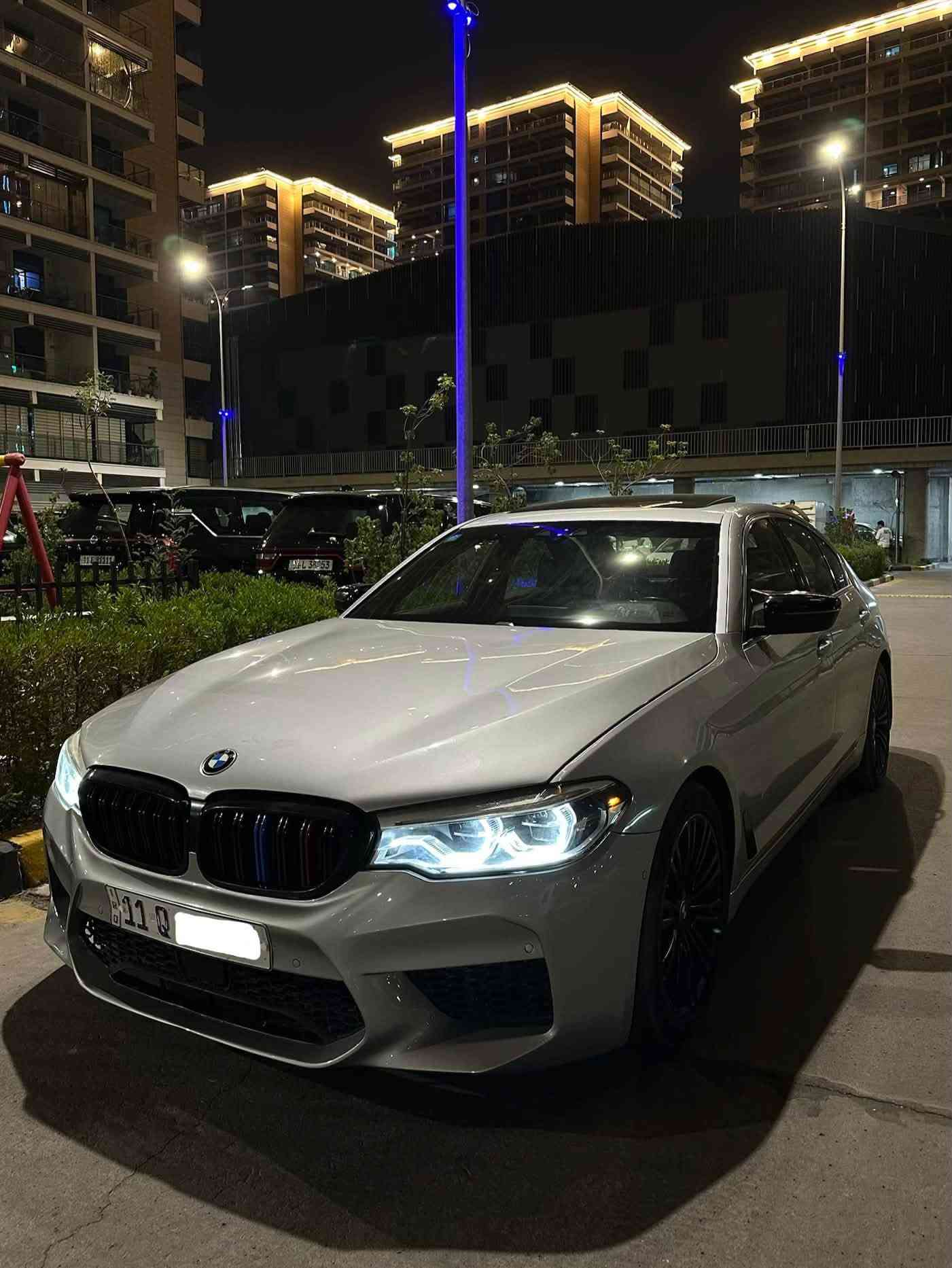 (( 210 ورقه بيع سريع )) 
BMW 530i فول مواصفات 2019 أمريكي 
فتحه كراسي كهرباء + مومري ستيرن كهرباء صندوك كهرباء شاشه جبيره 
حادثها سطحي بيها قطعتين وقطعه كلير  
السياره صدرها تايرات سيرفز كله جديد 
ماشيه 98 الف السياره كلش جديده 
(( صفر مسج كير مكينه شواصي مكفول ))
رقمها بغداد باسمي العنوان المنصور
***********
