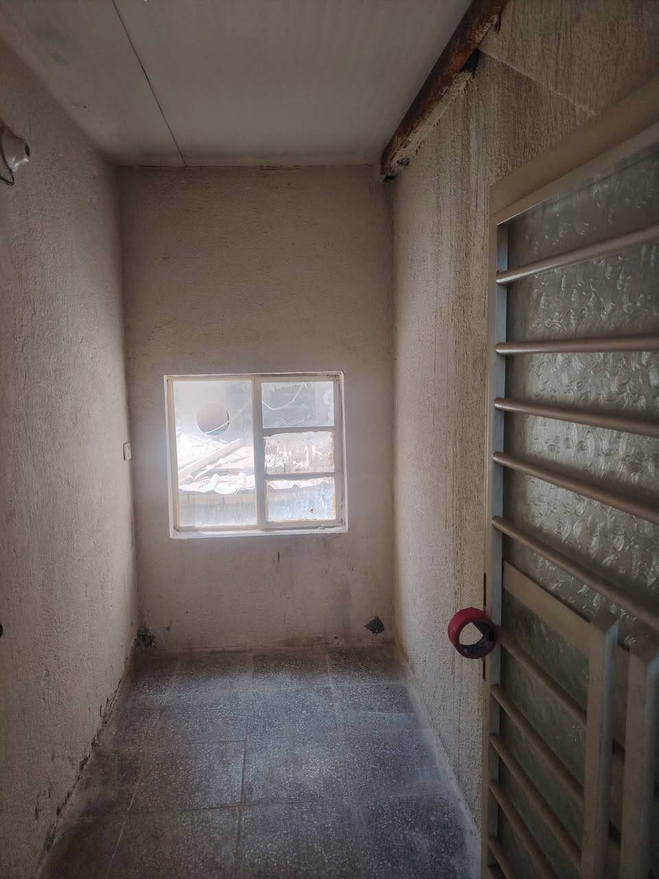 بيت للأيجار طابق ثاني يحتوي على غرفه جبيره 7X6 مع حمامين شرقي وغربي و مطبخين حار بارد للاستفسار التواصل على الواتساب ***********
