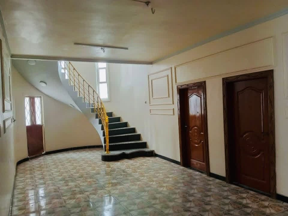 🏡 للبيع بيت سكني في قضاء الدغارة

📍 الموقع: قضاء الدغارة – حي الشهداء، على الشارع الرئيسي
📐 المساحة: 400 م²

🔹 الطابق الأرضي:
• غرفتان، مساحة كل غرفة تقريبًا 5×4 م
• مطبخ
• صالة كبيرة جدًا بطول يقارب 10 م
• استقبال واسع، حوالي 8 م أو أكثر
• صحيات داخلية وخارجية
• ممر يحيط بالبيت من جميع الجهات

🔹 الطابق الأول:
• غرفتان، مساحة كل غرفة تقريبًا 4×5 م
• صالة واسعة حوالي 7 م
• صحيات

🔹 المميزات الإضافية:
• كراج
• حديقة
• يحتوي البيت على محل
• موقع مميز على الشارع الرئيسي
• مناسب كبيت سكني أو معهد أو مشروع استثماري

📞 للاستفسار والتفاصيل، مراسلتي
واتس اب / ***********
