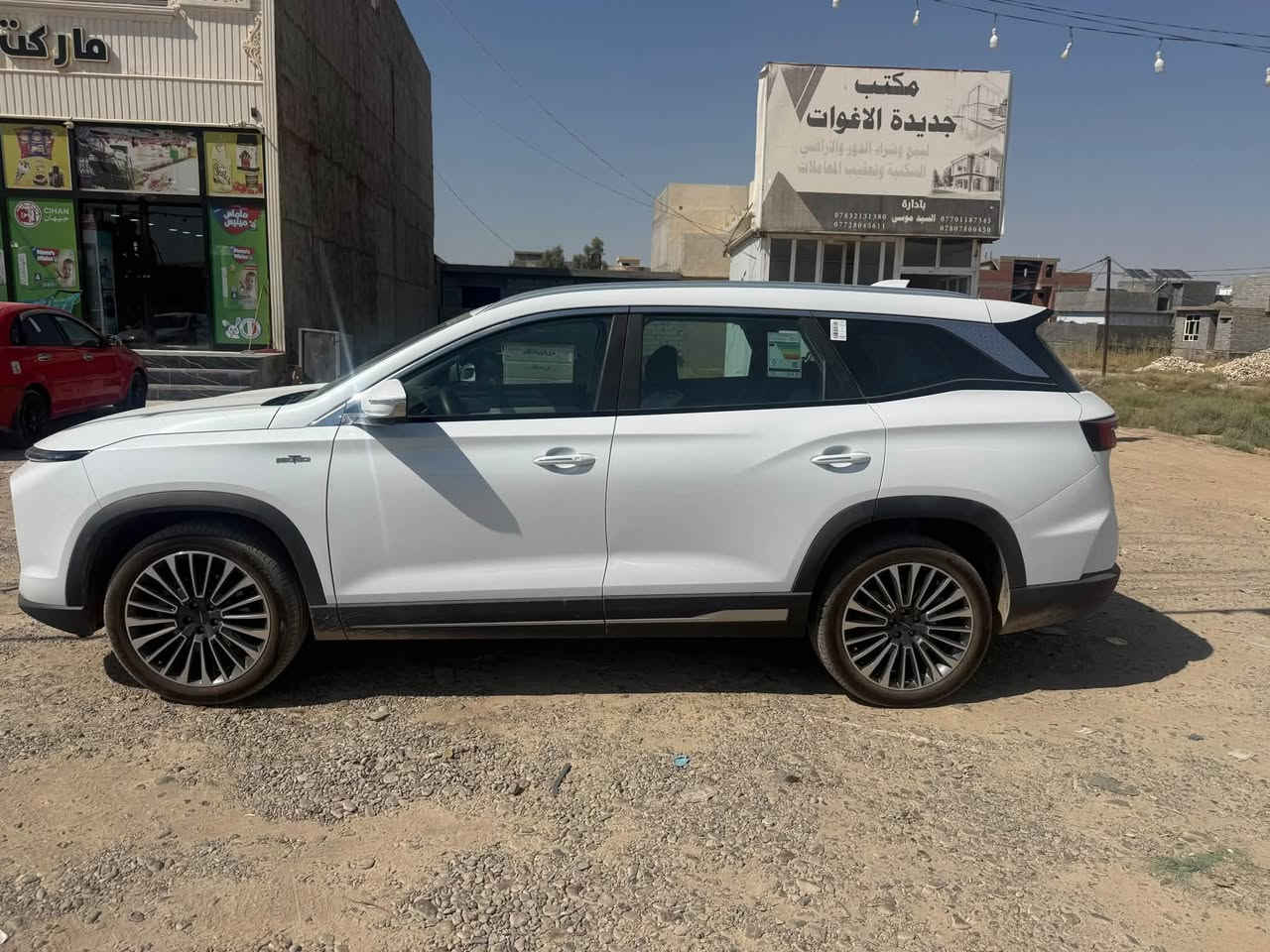 السلام عليكم 
للبيع سويست SO7 //2026 رقم بغداد بسمي 
زيرو ماشيه 2.500 الفين وخمسميه فقط 
اعلى فئه المواصفات :

* سقف بانورامي
* مقاعد جلد
* مقاعد أمامية كهربائية
* تدفئة وتبريد المقاعد
* شاشة ونظام ترفيه
* Apple CarPlay وAndroid Auto
* شاحن لاسلكي
* تشغيل عن بُعد
* دخول وتشغيل بدون مفتاح
* كاميرات 540°
* حساسات ركن
* رادار
* مراقبة النقطة العمياء
* مثبت سرعة متكيف ACC
* تحذير مغادرة المسار
* تحذير الاصطدام الأمامي
* فرملة طوارئ تلقائية AEB
* تحكم إلكتروني بالثبات
* Auto Hold
* إضاءة LED
* إضاءة داخلية محيطية
* صندوق خلفي كهربائي
* حساسات مطر
* 6 وسائد هوائية في بعض المواصفات المحلية

المحرك

2.0 لتر تيربو

القوة

254 حصان

العزم

390 نيوتن.م

القير

أوتوماتيك 8 سرعات

الدفع

دفع رباعي AWD

المقاعد

7 مقاعد 

وبعد بيها هواي مواصفات السياره جديده وزيرو نزلتها ماماشيه قليل السعر 35 مليون و 900 يعني بلعراقي 235 ورقه وقابل للتفاوض مكاني ديالى الخالص. للاستفسار *********** موجود خاص وواتساب
