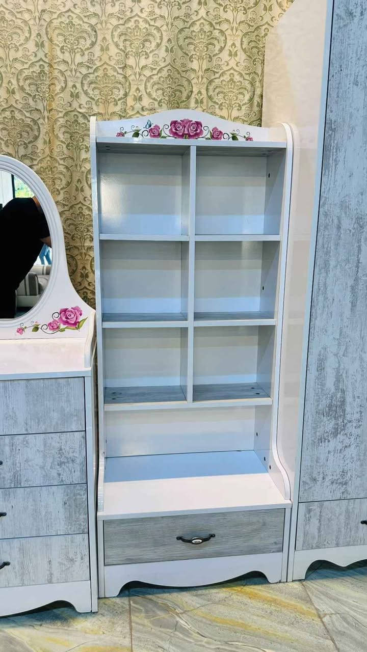 غرفة نوم بناتية ماركة فكتوريا نظيفة جدا جدا  جدا تتكون من 5قطع مبينة بالصور 🌹🌹
السعر 375 الف فقط 🔥🔥🔥🔥
موصل الجانب الايسر /حي المثنى 
🌿🌿🌿🌿🌿🌿***********
الشارع المقابل لمنتزه المثنى
✅شارع عمارة النخيل 
✅وماكس جيم 
✅وازياء النمور 

داخل الفرع بالنزول قرب كراج  غسل السيارات   

(منزلي) لبيع الاثاث المستعمل 
متواجدون من الساعة ال 1ظهرا الى 8مساءا https://maps.app.goo.gl/BFTrpaanCHgXHP4H6?g_st=afm موصل, نينوى
