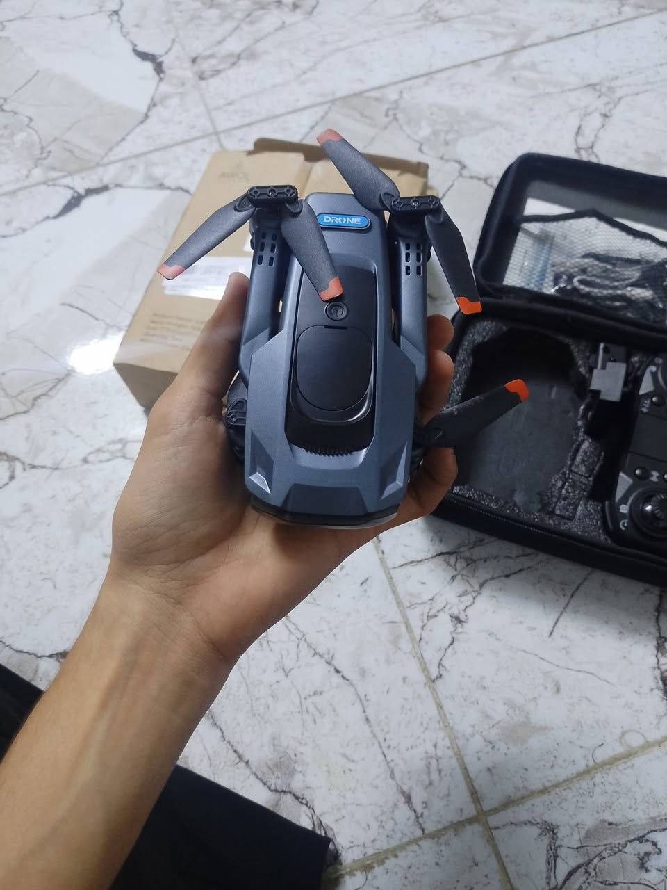 السلام عليكم
طيارة درون P8 جديد فتحة كارتون 

مواصفاتها 
بيهة حساس تصادم 
شاحنة + بطارية 
مراوح إضافية 
تحكم في وضعية الكاميرا 
حركة 360 درجة 

طيارة الثنية اسمها j6 معروفة طيارة غنية عن التعريف 

مواصفاتها 
حساس تصادم 
كفر المراوح 
كيبلات عدد-2
محركات بروشلس بدون فحمات 
كاميرا وضوح تام 
بطاريات عدد-2
ليدات إضافية 

للاستفسار رقم واتساب 

*********** 
او مراسلة على  الخاص 

السعر الطيارة الواحدة 30 الف ثنين 60

