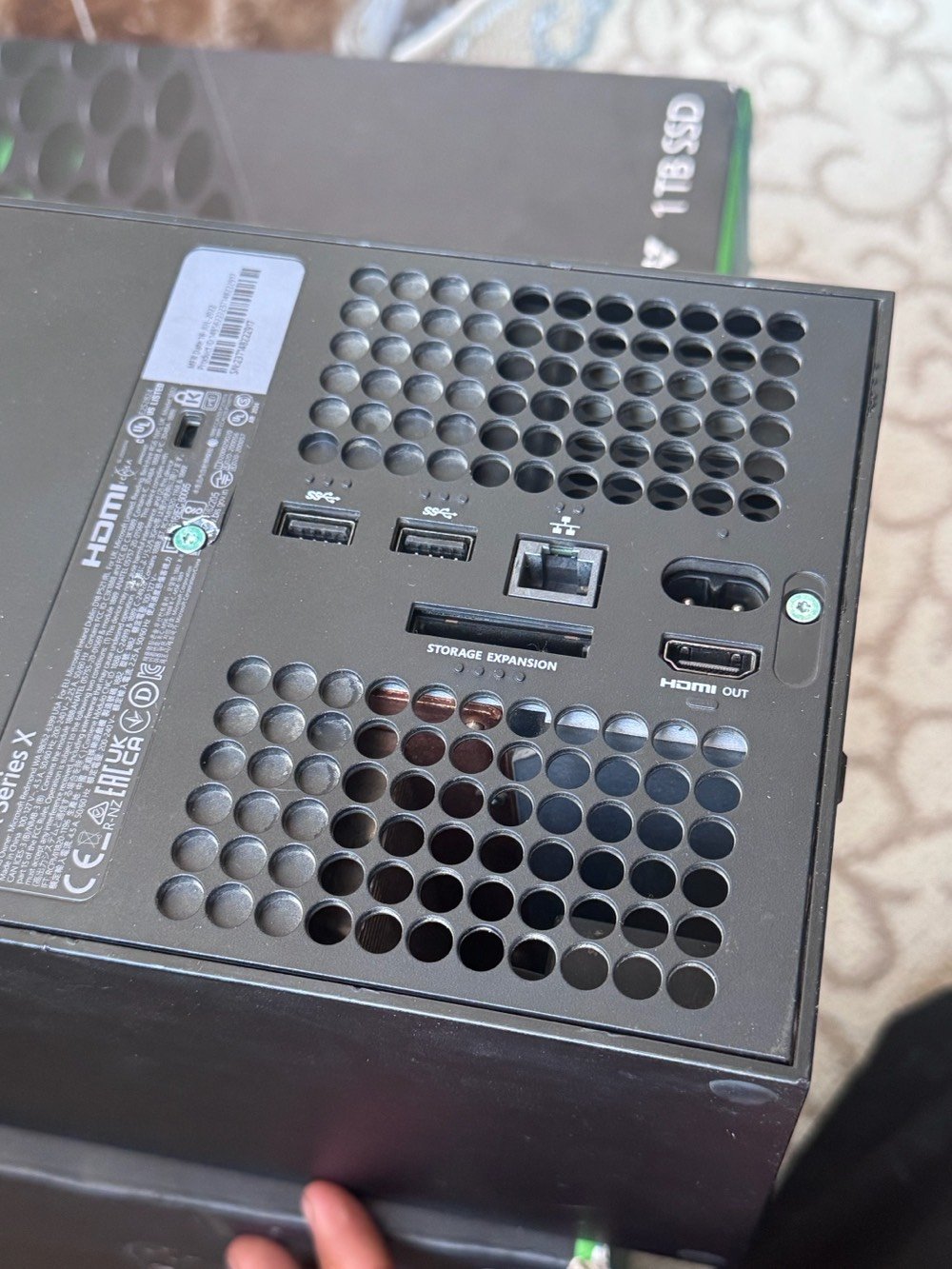 السلام عليكم ورحمة الله وبركاته
Xbox Series X (1TB) - إصدار 2022 🎮
 المشتملات: كامل أغراض الشركة مع الكارتون الأصلي بدون أي نقص.
 الحالة: الجهاز مفتوح (تم تغيير مدخل الـ HDMI)، وزر التشغيل (Power) يحتاج إلى ضغطة خفيفة ليعمل.
 الألعاب: مرفق مجموعة من الألعاب المثبتة داخلياً.
📦 التوصيل متوفر.
📌 ملاحظة: عند الحجز، يتم أخذ عربون لضمان الجدية.
للجادين: يرجى مراسلتي على الخاص أو ترك تعليق.
واتصاپ/ ***********