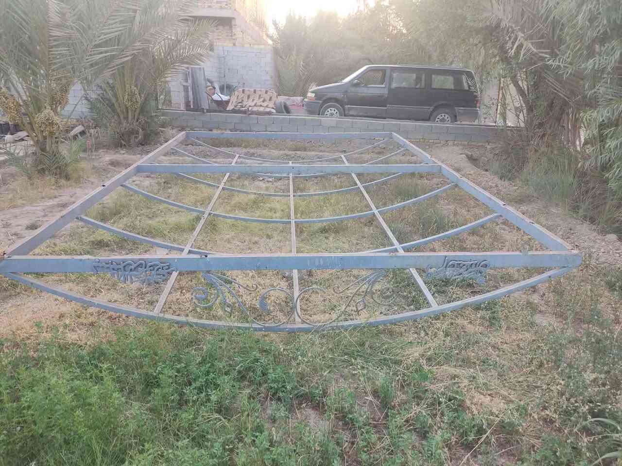 سقفيه شخاطه حديد ثقيل 
العرض 4 متر 
الطول 7 متر 
مكاني الديوانية 
السعر 300 و بيها مجال 
رقمي ***********
