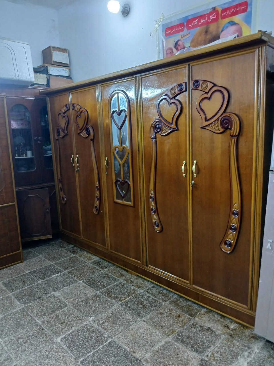 غرفه ام ٥ حلوه مرتبه مثل بلصوره تحتوي على يدات جدد قفاله جدد صبغ تلميع كامل سعره ٣٥٠ قفل متواجد علخاص اكو توصيل بفلوس رقمي ***********
