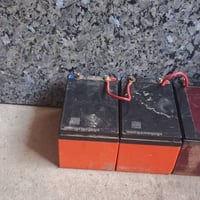 بطاريات حجم الصغير كله عل فحص وبي ضمان سعر الواحد 25 مكاني الدوره 0774...