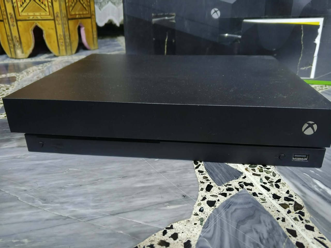 Xbox one x 1t
جهاز مامفتوح 

بيه اشتراك كيم باس شهرين مشترك 
و بيه لعبه تكن 7 مملوكه 

الملحقات:واير HD 🔌واير طاقه🔌 
بيه جويستك سيريس اكس 🎮

السعر:240الف 💵
متوفر توصيل الى جميع انحاء العراق 🚚
الرقم بيه واتساب:***********
