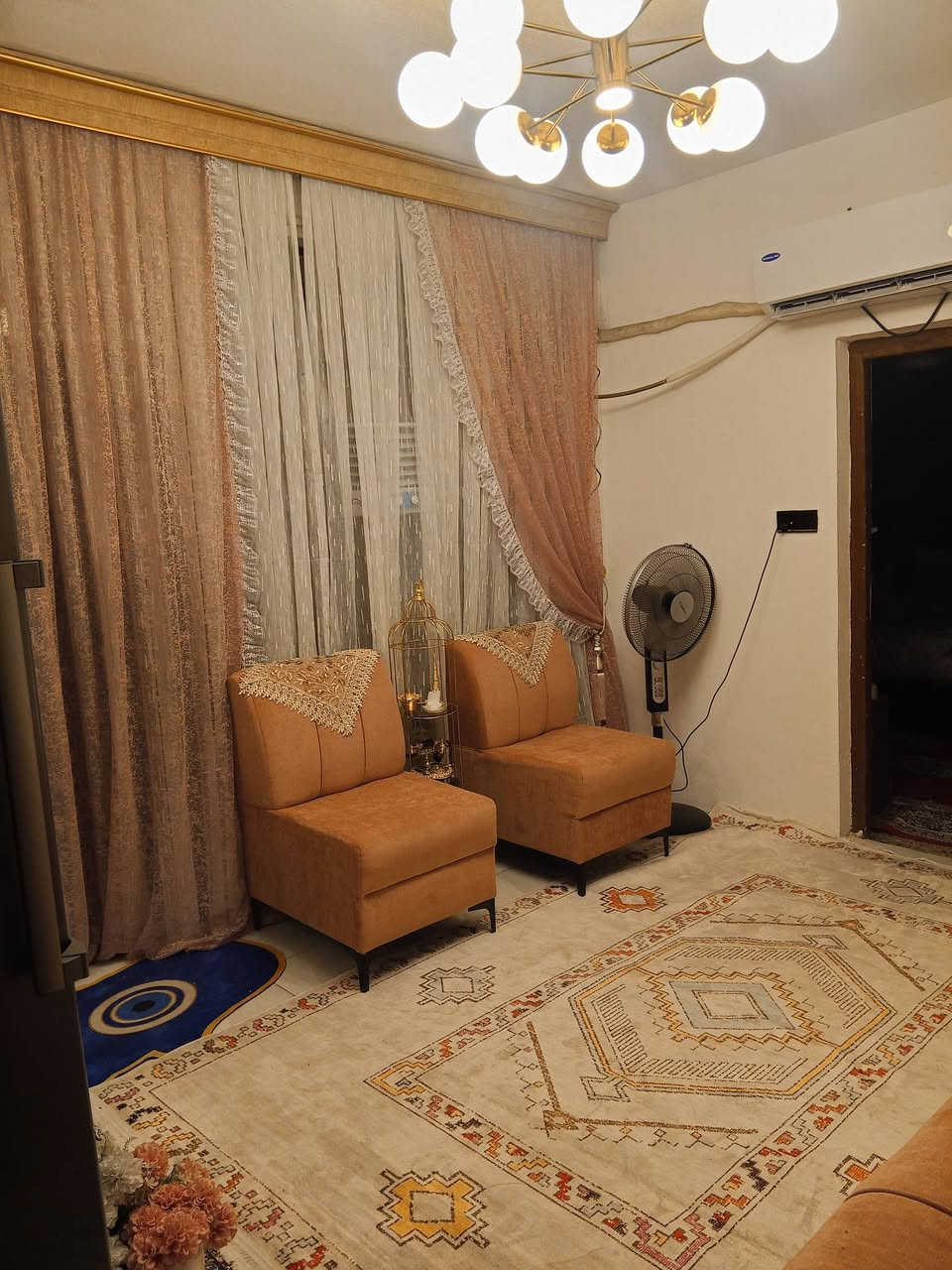 6 مقاعد  للبيع  السعر 300  بي مجال شويه حي العدل شارع الربيع
***********

عندي كنتور صاج اربع ابواب   وسبالت ثنين   ماعندي صورهن الي يريد يجي يشوف ويفحص قبل الاتفاق والشراء افضل من الشرح والصور
