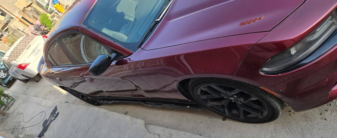 جارجر sxt
الون احمر كرزي 
اتلاث قطع بيها 
مديل ١٩ 
ماشية ٢٠٠ كيلو 
المكان الشعب 
السيارة جاهزة من كلشي 
صدر جديد كير وميكنة مكوفلات 
تبريد ثلاجة 
السعر ١٧٥
للتواصل ***********
