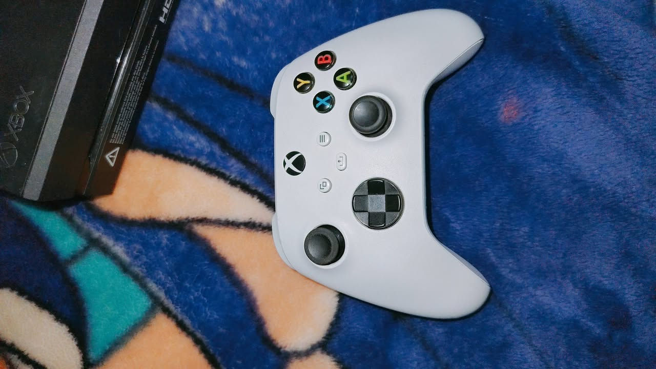 أكس بوكس ون فات شغال ونظيف كلش ما مفتوح
يجي وياه
كيبل HDMI
محولة أصلية 
جويستك وحدة
للإستفسار واتساب: ***********
