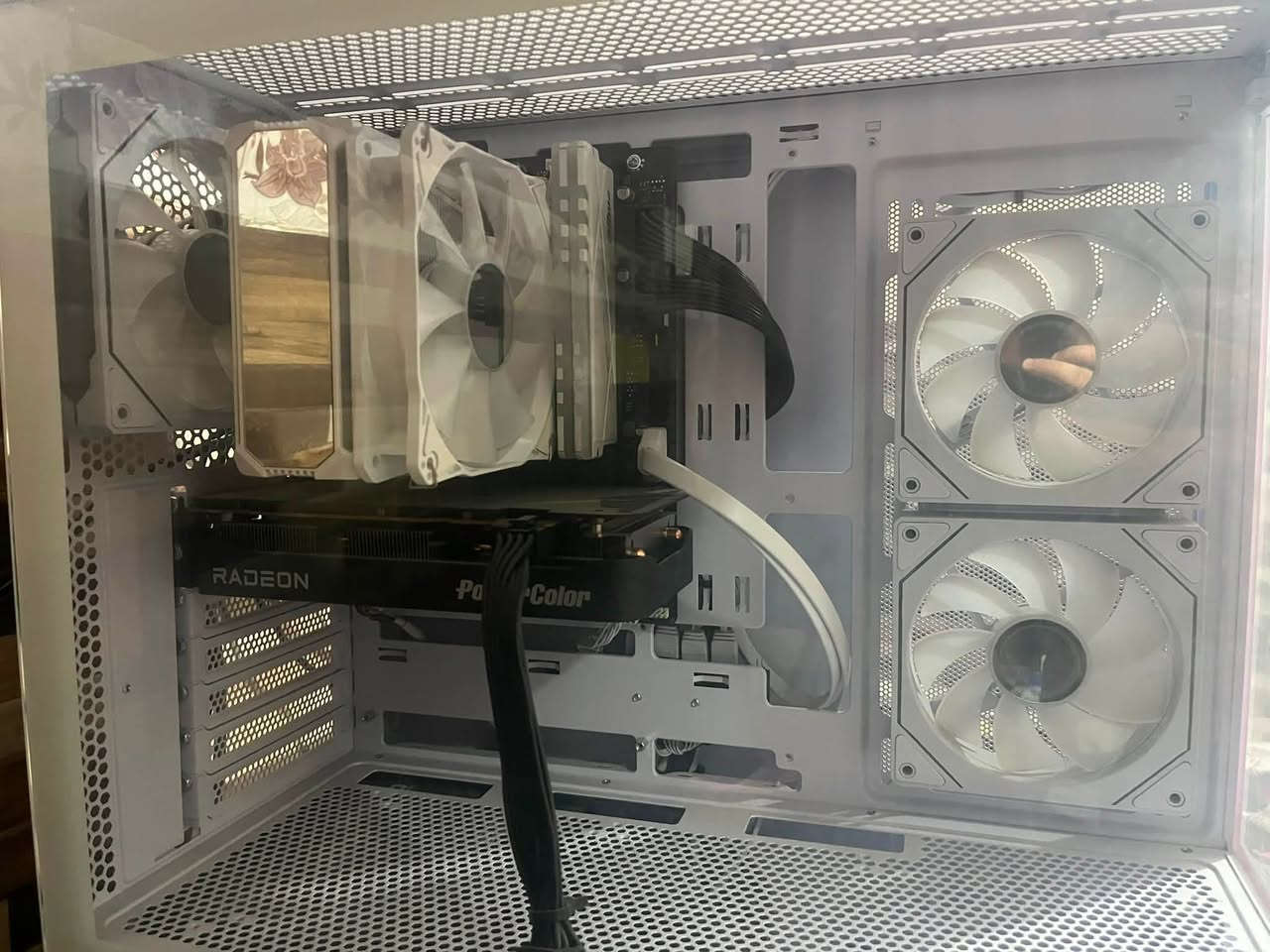 السلام عليكم
الحاسبة مستعملة قليل استعمال 

* CPU: Intel Core i5-14400F
* GPU: RX 9060 XT 16GB PowerColor
* RAM: 16GB DDR5 4000MHz RGB
* SSD: WD Green 1TB NVMe Gen4
* Motherboard: Gigabyte H610M
* PSU: DarkFlash 750W Bronze
* Cooler: SAMA KA400I White
* Case: SAMA SV-02 White

و الشاشة  24حجم  MEETION MSI G244f E2
والكيبورد والماوس 
و UPS 1500 
سيت أب كامل 
 
السعر مليونين ‏وبي مجال ‏

المكان بغداد ￼
***********
