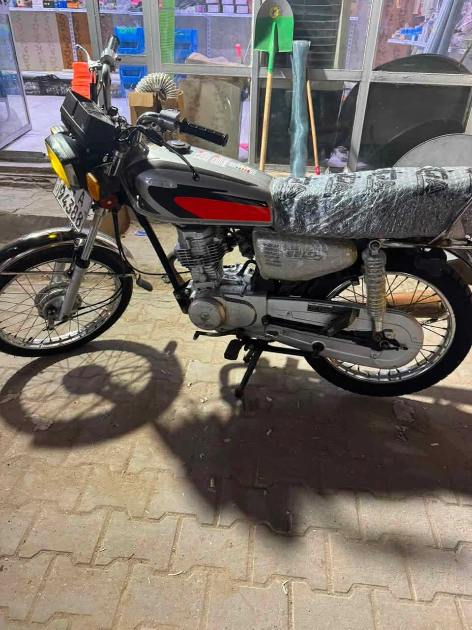 السلام شباب دراجه نامه شلامجه مديل ٢٠٢٣ طالعه ٢٠٢٤ مكفوله محرك ما مفتوح تجي تفحص شوف العين رقم وسنويه بأسمي الدراجه حتى هزه صاعده السعر ١٩٠٠ وبيه مجال حك الشراي العنوان البصرة مركز مدينه ***********
