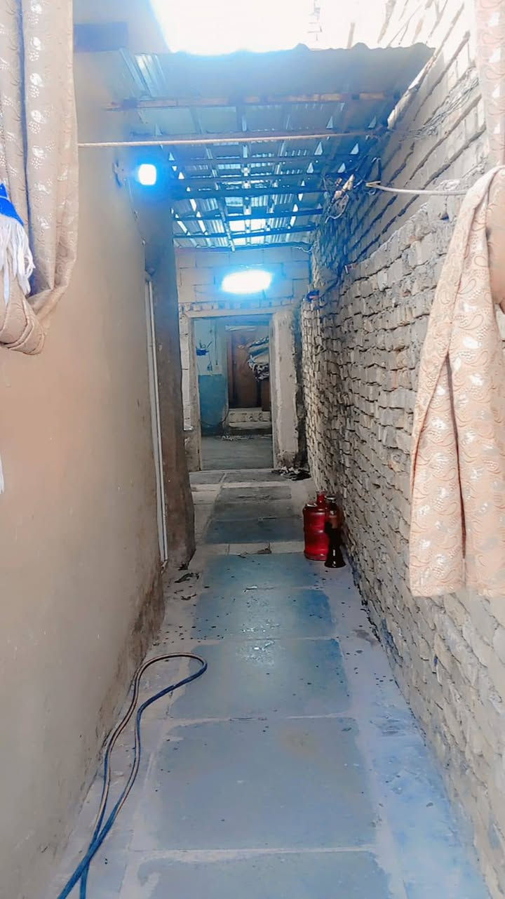 السلام عليكم بيت للبيع ج بحي السلام تجاوز جينكو فقط الغرفه الجوه ساندويش  نزال22 واجهته 4 يحتوي ع طرمه جبيره ممر خدمات مطبخ استقبال غرفه نوم مي وكهرباء وسحب وكلشي جاهز فقط البره يحتاج لبخ رح اترك رقم صاحبه بالمنشور ابو زينب  ***********
