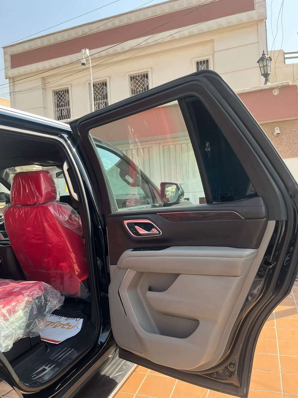 السلام عليكم تاهو موديل 23 lt
معروفه مواصفاتهه خليجيه وكاله المنصوري 
بيهه اصبع bdr بل هلال الخلفي فقط سونار موجود 
السعر 43 وبيهه مجال قليل  ماشيه 86
***********
