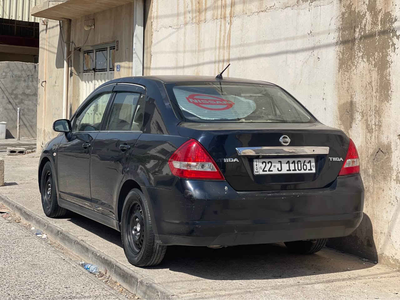 سلاو نیسان تیدە بۆ فرۆشتن سەیارەکە
 ناو زەردە
 ٤ جام کارەبایە
 ئاوێنە کارەباییە
 شاشە ئایپاد و کامیرەیە
 گێڕ تۆماتیکە
٣پارجەی سبوخە بێ ناوگرتن بەس پەمپە جامرخی سەکن و دەرگای سەکن و دەرگەی دواوەی سەکن بەس پەمپن لێدرانی نییە 
٢٨٠ هەزار ڕۆیوە 
گێڕ و مەکینە بەشەرت
نرخی ٨٣ وەرەقە و مەجالەکی برایانە ژمارە مۆبایل (سفر حەوسەتو پەنجا جوارسەت و نەوەت و دوو هەشتاو پێنج سیو پێنج ) 
*********** أربيل, العراق

نص مكتوب في الصور:
- ***********
- ***********٥