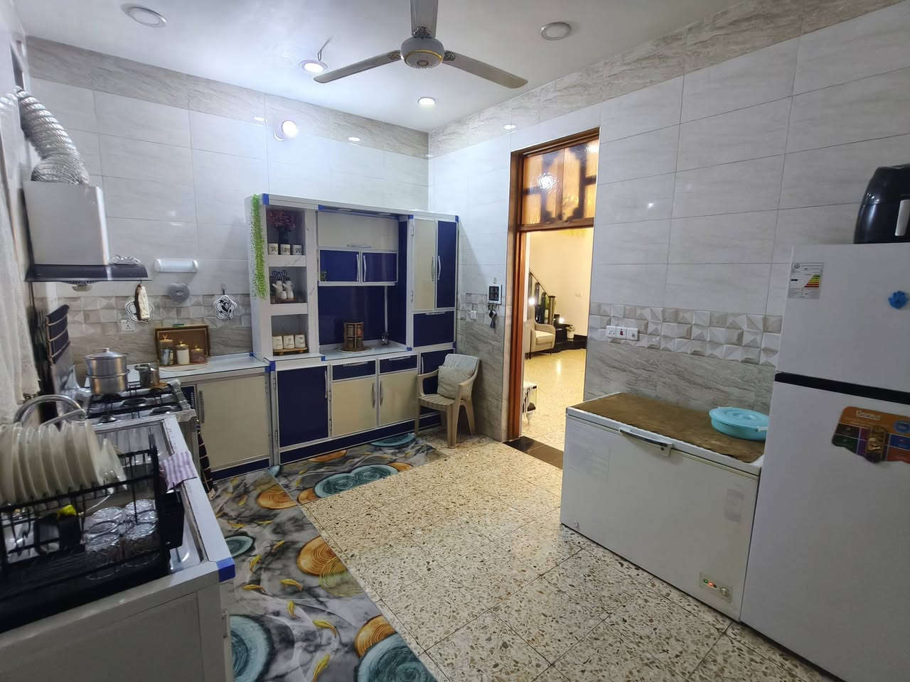سلام عليكم بيت مساحه 200متر البيع الوجه 10 نزال20 يحتوي علا استقبال وطبخ غرفتين وصاله كبيره مناور تهويه 2 منضومه كاميرات البيت بناء جديد جدٱ بناء طابوك حمام 2 كهرباء بواري العنوان العبيدي حي سفير قرب صوره سيد تصال علا الرقم *********** بي واتساب
