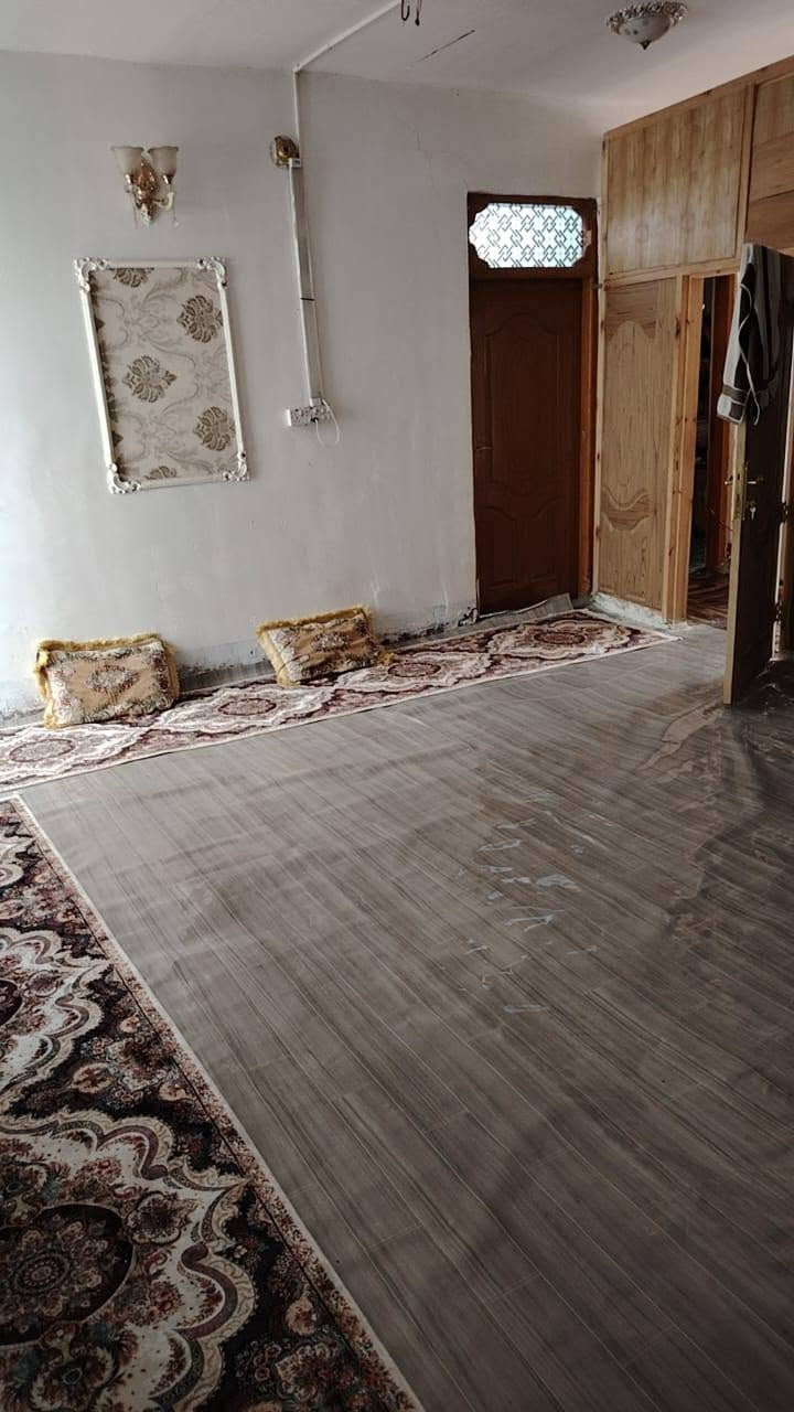 سلام عليكم دار مساحه 200متر طابو زراعي تحتوي ع غرفتين وصالتين صحيات داخلي وخارجي ع شارعين بي باب خلفي وامامي عنوانه النجف شارع المطار الجديد قرب رادار المطار عمود 38سعر 65 بي مجال شراي يتصل ع رقم ***********
