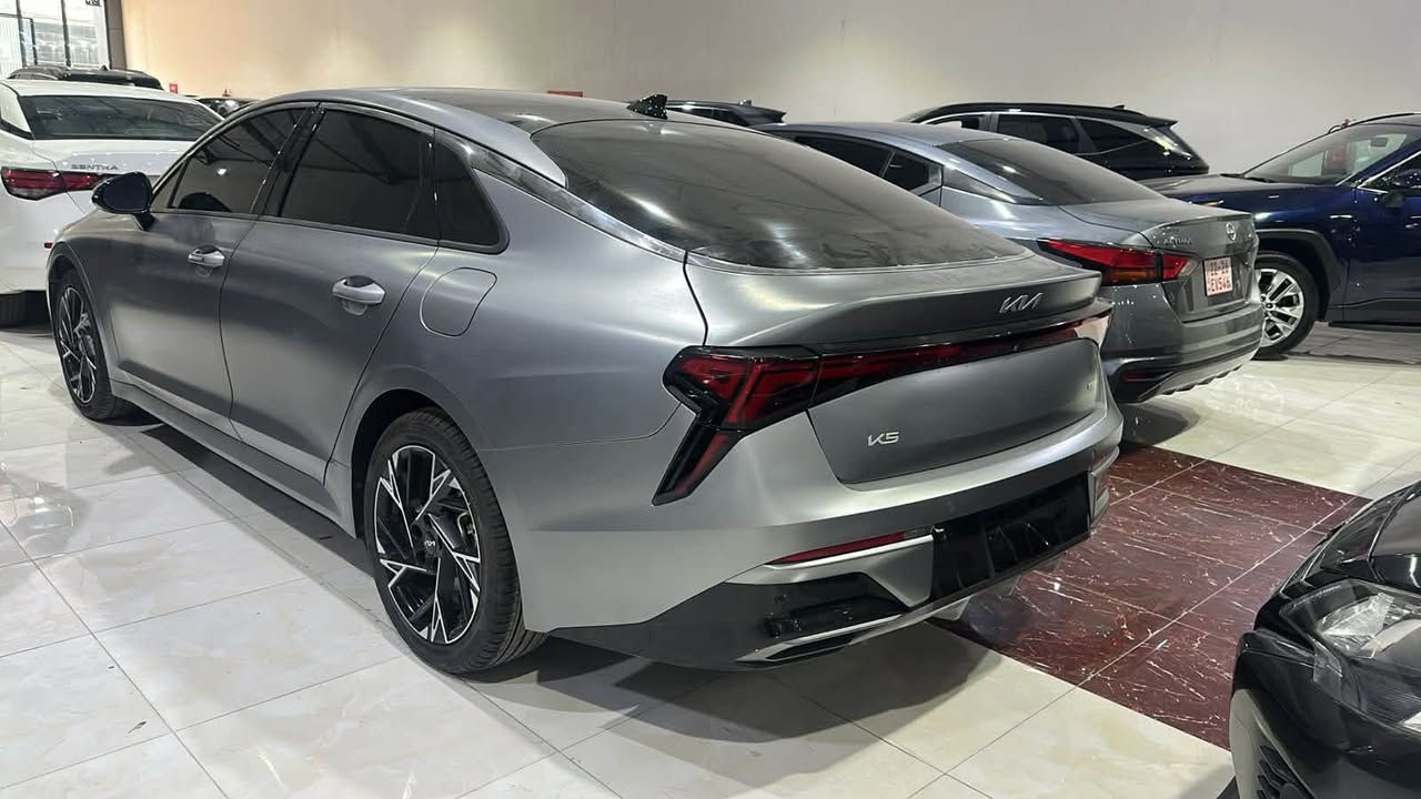 Kia k5 موديل2025
ضرر بنيد صبغ واسرباك استيرن 
لون مميز سلفر مات بلادي 
سعر 220 
مكان سياره اربيل 
للتواصل ***********
