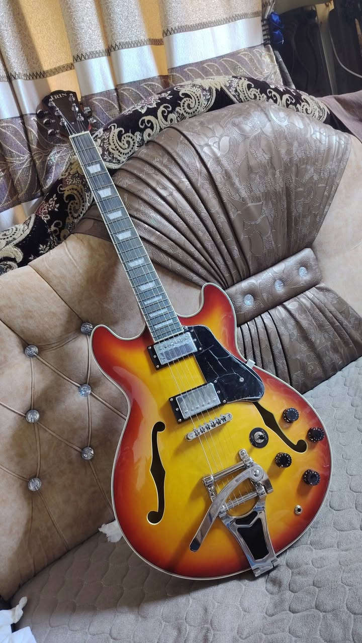 للبيع غراضو كامله جديد جيتار كهربائي (Electric Guitar) من إنتاج العلامة التجارية IRIN. للتواصل واتس اب ***********  موصل
