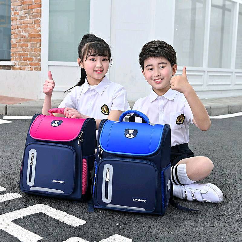 حقيبة ظهر مدرسية أرثوبيدية الباندا للأطفال مضادة للماء للبنين والبنات 🎒

اجعل طفلك يبدأ عامه الدراسي براحة وأناقة مع هذه الحقيبة المدرسية الأرثوبيدية المصممة خصيصاً لتناسب الأطفال في المرحلة الابتدائية. توفر دعماً مثالياً للظهر بفضل تصميمها المريح، مع خامات عالية الجودة ومظهر ممتع للأطفال.

المميزات: ✅
✔️ تصميم أرثوبيدي مريح: يساهم في حماية ظهر الطفل وتحقيق توزيع متوازن للوزن.
✔️ مناسبة للبنين والبنات: تصميم موحد (Unisexe) بنقشة لطيفة من آثار أقدام الحيوانات.
✔️ مقاومة للماء: خامة نايلون قوية ومضادة للماء لحماية المحتوى.
✔️ عملية وسهلة الاستخدام: مزودة بسحاب + قفل للتأمين.
✔️ سعة مثالية: مناسبة للكتب، الأدوات المدرسية، وزجاجة الماء.

تفاصيل الحقيبة🔥
الحجم: 43 × 30 × 15 سم
الوزن: حوالي 0.65 كغ
المادة: نايلون مقاوم
نوع الإغلاق: سحاب +قفل

السعر ١3لف
🚘يوجد خدمة توصيل لجميع محافظات العراق