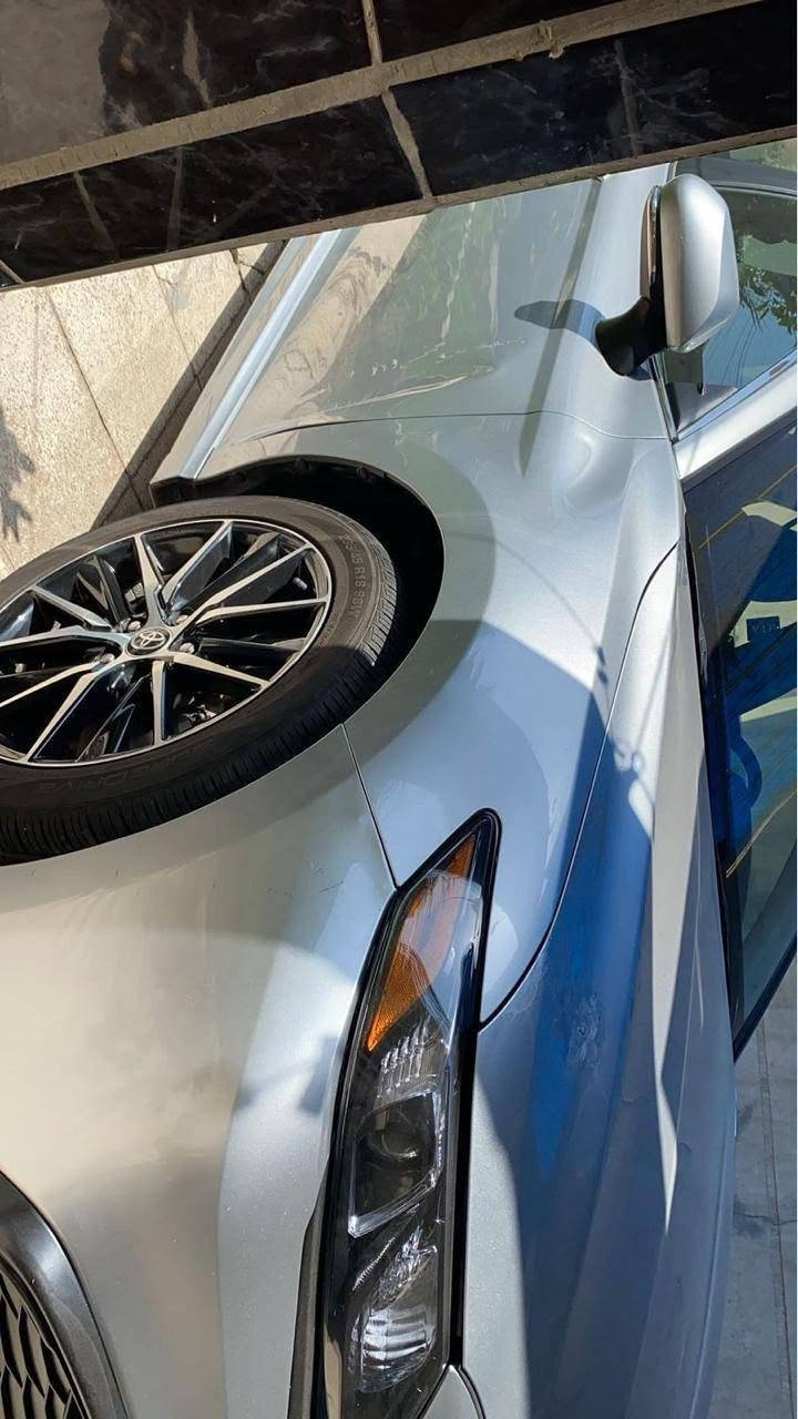 للبيع ✅✅
تويوتا كامري SE موديل 2022
✨ لون فضي لامع
✨ ممشى37 ألف فقط
🔹 شاشة كبيرة
🔹 Apple CarPlay & Android Auto
🔹 خرائط وإنترنت
🔹 كاميرا 360 درجة
🔹 Auto Hold
🔹 مقود كهربائي
🔹 شفتات خلف المقود
🔹 إشارات بالمرايا الجانبية
🔹 مقاعد جلد أبيض vip كهرباء
🔹 دركسون جلد بخياطة مميزة
🔹 تحديد مسار
🔹 نظام مانع تصادم
🔹 رادار أمامي
🔹 ABS
🔹 نظام مانع انزلاق
🔹 أوضاع قيادة (Normal - Eco - Sport)
🔹 GPS
🔹 مصابيح زينون عدسات عالي وواطي
⚙️ محرك 2500cc مرغوب ومكفول مع ناقل الحركة
📌 الملاحظة: سياره بيها بارد بالبونيد والبراكيت مبدل وطخه بلباب على وضع امريكا  سياره بدون صبغ بدون فتح وتبديل 
سيارة نظيفة جداً وجاهزة للفحص. ممشى امريكا 31 الف يعني 6000 ماشيه بغداد فقط
السعر : 190$ وبيها مجال للشراي للاستفسار الاتصال ***********

نص مكتوب في الصور:
- خدوش صبغ سمكرة تبديل الملك لفحص السيارات الحديثة بالأجهزة الحديثة الكشف عن أضرار السيارات التي تشمل: صبغ - معجون - سمكرة - تبديل نخلي كامل مسؤوليتنا بعد انتهاء تسليم التقرير اسم الزبون محمود رقم اللوحة 46482 الماركة توسان رقم التقرير SK260925-7856 النوع كامري سنة الصنع 2022 التاريخ 25/09/2026 الجانب الأيمن يوجد سمكره في المكان المحدد يوجد ضرر في البدنه و البركيت و تبديل الأمامي الجانب الأيسر يوجد سمكره في المكان المحدد يوجد ضرر في البدنه و البركيت و تبديل الأمامي الجانب الأمامي الجانب الخلفي ضرر في الباب الامامي ضرر في الباب الأمامي الجانب العلوي الملاحظات يوجد خدوش رصعات وتكحيل في الأجزه السياره أسفل السياره ضرر عواج في الدوس يوجد نكراش في الأجزه السياره لم يتم فحص البراغي و الابلاستك الحسبة ساحة وهران *********** ***********
