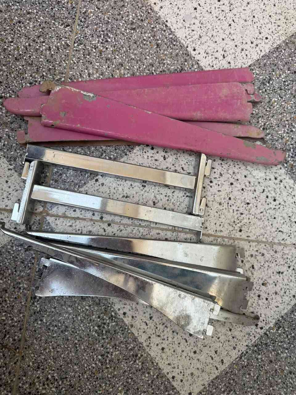 السلام عليكم 

 للبيع رفوف خشب وحديد  نظيفه كاملات

***********
