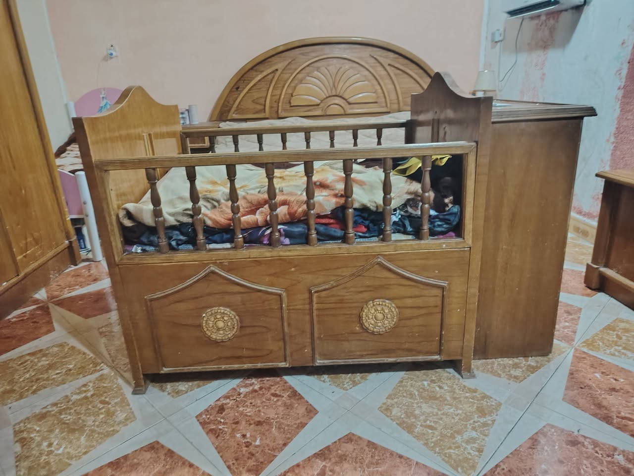 السلام عليكم عندي اثاث للبيع
١_غرفة منام نفرين  تفصال درجه اولى(تسكام) طابقين سبع قطع السعر ( ٨٠٠ ألف) يحتاجلها بس بوليش وجامه بالباب بيها فطر 
٢_  غرفة منام نفرين طابق واحد ٧ قطع موديل قديم ب٤٠٠ ألف
٣_ قنفات ٢كبار ٤  و٤ قطع ام النفر صاج وكذلك تصلح اتصير كعده عربيه وتغليفها كللش سهل السعر (300 الف) 
٤_ قنفات يحتاجلها دوشمه السعر( ١٠٠ الف)
5_ جرباية طفل كبير وياها ملحق كنتور صغير تفصال صاج درجه اولى السعر (١٥٠ الف)
٦_ جرابي اطفال حديد عدد ٥ جدد بس َحده يحتاجلها لحيم من مكان واحد فقط سعرهم (٢٥٠ ألف)
7_ مكتبة كتب طابقين تفصال السعر (٢٠٠ الف)
8_. كنتور بابين صاج بحاله جيده السعر ١٠٠ الف
٩_ غساله اوتمانيك ١٨ كيلو بيها قطع واير فقط وشغاله سعرها ١٠٠ الف
واذا كلهم ٢٠٠٠٠٠٠ بمليونين  الي حاب يشترى يتواصل ع هذا الرقم *********** ابو قاسم
