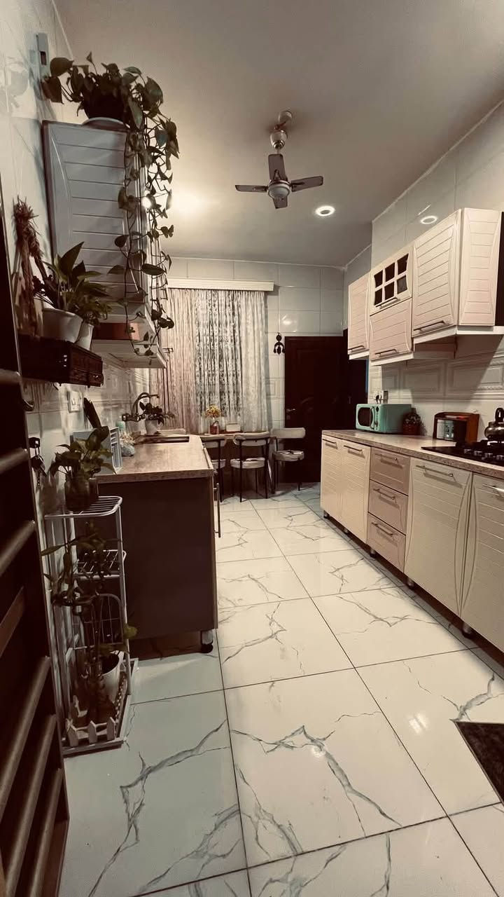 🏡✨ فرصة مميزة للسكن في مجمع الرواد ✨بيت للبيع 🏡
إذا تبحث عن بيت مرتب، عملي ومناسب للعائلة وبموقع قريب من أهم الخدمات، فهذا البيت قد يكون اختيارك المثالي ❤️

📍 موقع مميز وقريب من:
🏥 المستشفى التركي
🎓 جامعة واسط
🛍️ الأسواق والخدمات

🏠 مساحة البيت:120م²

🔸 الطابق الأرضي:
🛏️ غرفة نوم
🍳 مطبخ
🛋️ صالة
🏡 هول داخلي
🚿 حمام داخلي + حمام خارجي

🔸 الطابق الأول:
🛏️ غرفة نوم بنظام سويت مع حمام خاص

💰 المقدّمة:58 مليون دينار
🏦 القسط الشهري للمصرف: 548 ألف دينار فقط
💵 المدفوع للمصرف العقاري: حوالي 25 مليون دينار

⭐ بيت جاهز للسكن
باقي التفاصيل الاتصال بالرقم ‭***********‬
