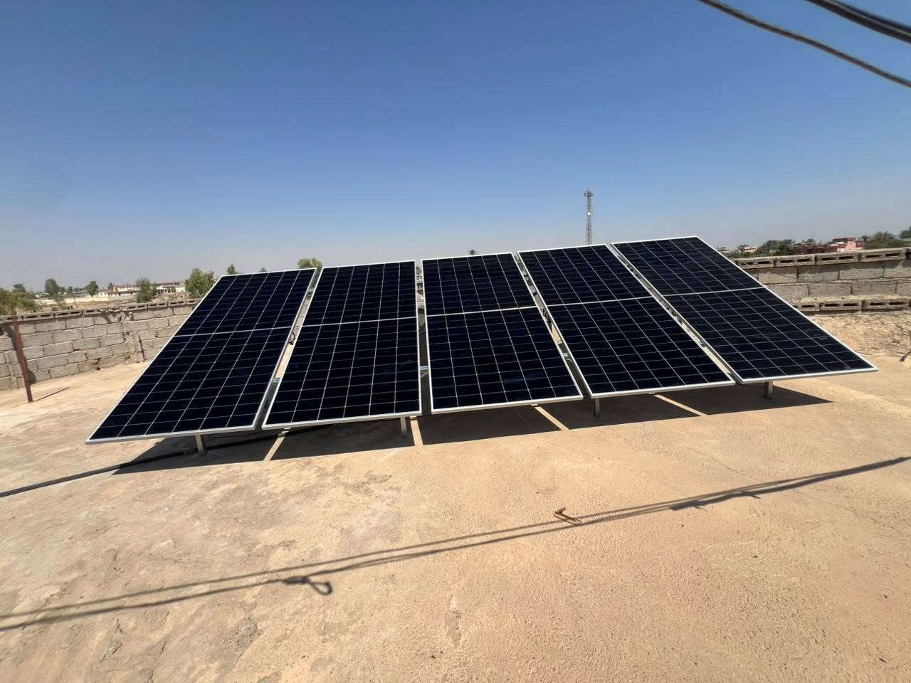 أحد مشاريعنا في هذا الأسبوع 
☀️ شركة النور الهندسية للطاقة الشمسية ☀️
التميز في الأداء.. الرقي في التصميم
نبارك لأهلنا في (قضاءالحويجة ناحيةالزاب قريةالحلوه) تنصيب منظومتهم الجديدة، سائلين الله أن يبارك لهم فيها ويرزقهم خيرها.

إذا كنت تبحث عن الجودة، الكفاءة، والجمال، فنحن خيارك الأول. تم تجهيز المنزل بمنظومة ذكية توفر:

⚡ 10 أمبير نهاراً

🔋  10 أمبير لمدة 5 ساعات ليلاً  بالتناوب مع الكهرباء الوطنية 

🔄 تناوب ذكي تلقائي مع الكهرباء الوطنية.

🛠️ المواصفات الفنية (مكونات عالمية)
الجزء التفاصيل والمميزات
الإنفيرتر Marvel ذكي (6KW) -  (ضمان سنة).
الألواح (Bifacial) - عدد 5 Longi Hi-MO X10 645w 
البطارية ليثيوم Marvel 16KW) - عمر 8000 دورة، ضمان 7 سنوات، شاشة ذكية.
الهياكل حديدية ثقيلة مقاومة للصدأ ومصممة للظروف الجوية الصعبة.
التوصيلات كابلات DC أصلية (4 ملم) مع وصلات MC4 المخصصة.

🛡️ ثقة | أمان | استفادة ⚡

📍 العنوان: الحويجة - قرب الدفاع المدني.
 👷‍♂️ بإدارة: المهندس علي حسين.

📞 للتواصل والاستفسار:

اتصال: [***********]

واتساب: [***********]
