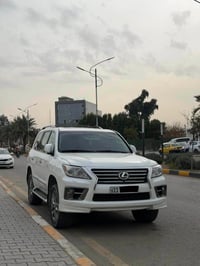 للبيع .. تحفة اللكزس LX570 موديل 2012 ظيفة، جاهز وقوي، غرف وتبريد ثلاج...
