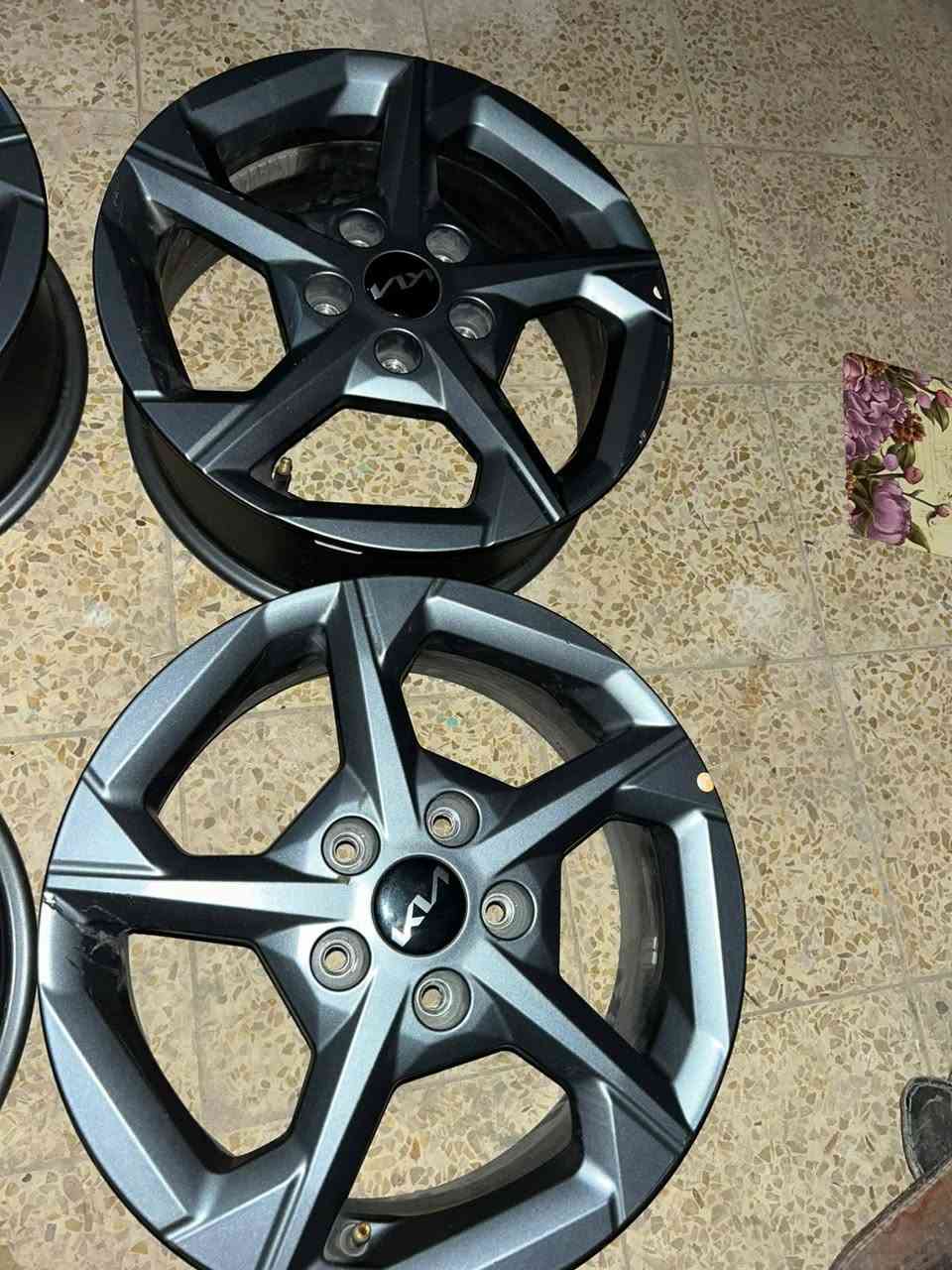 ويل k4 حجم 16 نضيفات بس واحد بيهم شويه بيه شخوط سعر 300 رقم ***********
