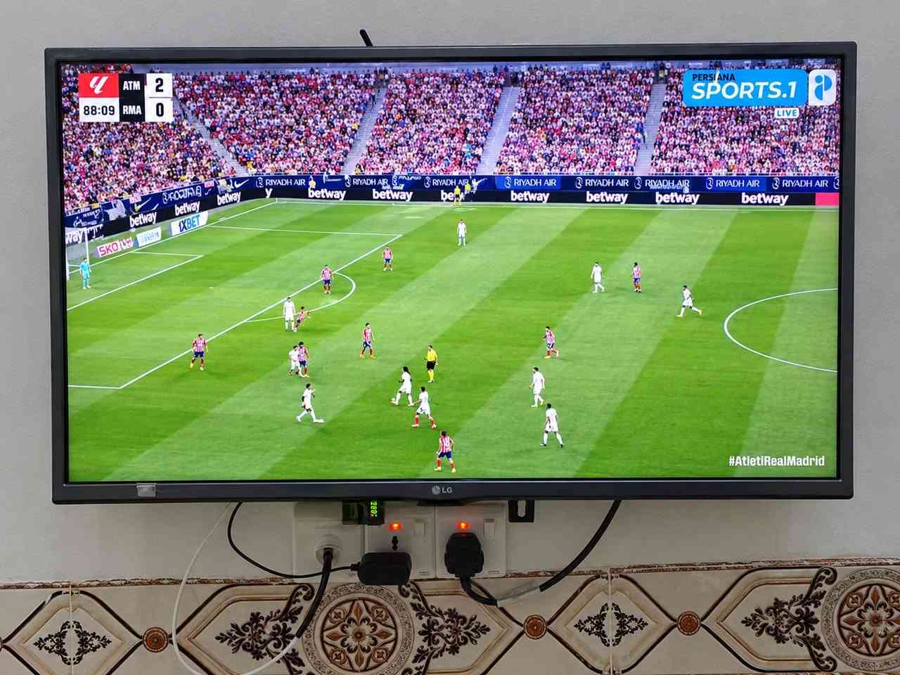 نصيحة..الي يريد يتابع الدوريات العالميه  ينصب قمر الياهسات بي اكثر من 10 قنوات رياضية تنقل الدوري الاسباني والانكليزي والايطالي ودوري أبطال أوروبا ودوري ابطال اسيا بس تعليق اجنبي وليس عربي. تحتاج بس صحن واولمبي ودوم يبقة وياك بعد
...الي ميكدر ينصب يخابرني  ***********
