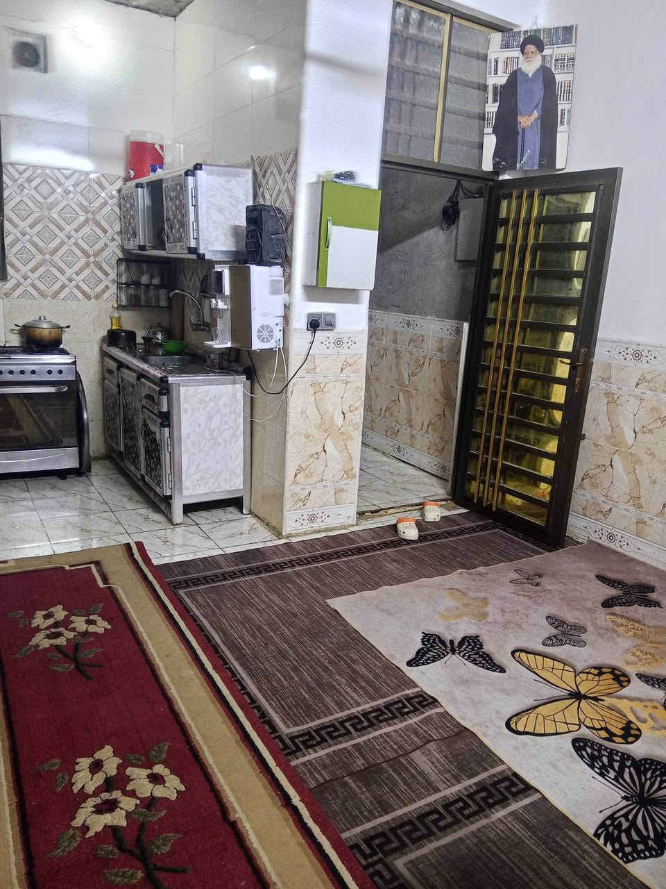 سلام عليكم بيت 50 متر للبيع جديد الارضيه كله سيراميك بيت نضيف غرفه وصاله ومطبخ وحمام ومكشوفه تبليط حد باب البيت 
عنوان البيت طريق كربلاء طريق يا علي عامود 136 
سعررر 12 وبيه مجال للشراي 
الاتصال ع الرقم ***********
