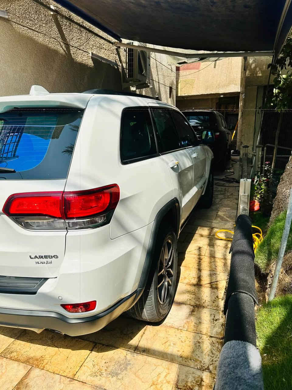 جيب 2021 لاريدو خليجي
السياره باسمي 
ماشيه 108 كيلو 
المحرك: 3.6L V6 
الكير: اوتوماتيك 8 
مقاعد جلد كهربائية 
نظام صوتي Uconnect مع CarPlay-
تحكم ستيرن كامل 
لايت زنون 
حساسات خلفية + كاميرا وقوف ذاتي 
مرايا كهرباء 
سقف ابيض بسكك جانبية
نظام مانع انزلاق + ثبات الكتروني
ايرباكات امامية وجانبية
نظام مراقبة ضغط الاطارات
 بصمة تشغيل
السياره بيها بارد بداية جاملغ ايمن وشي قليل من المثلث مال بنيد 
مكفوله من الصبغ
السعر 21400 دولار رقم صاحب السيارة ‭***********‬
