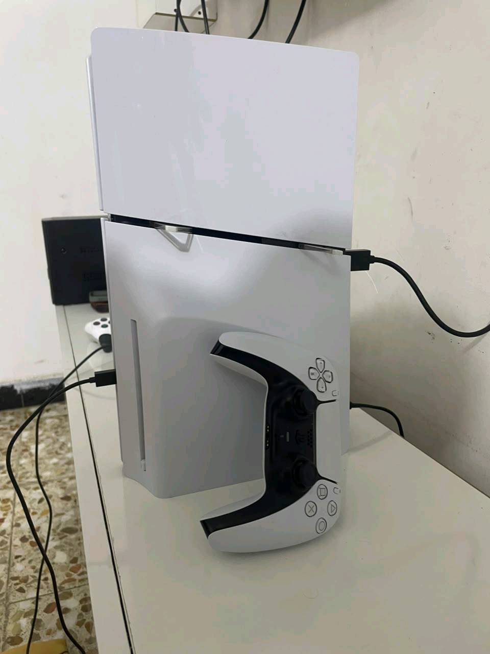 هذا بلي 5 سلم فول نضافه صار 4 اشهر من اخذته + ملحقات جوستك 1 فقط السعر 820 الف نضافه فول  لا داخل صيانه ولا مهكر جهاز جديد كارتونه 🙏🏻💯***********