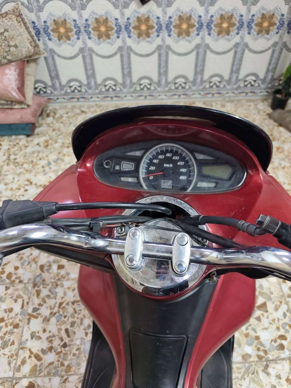 السلام عليكم للبيع دراجه pcxجيل الاول ماشيه 42الف دراجه ماخذها رمبه وعلى ايدي شوفت عينك حجم مكينه 150ياباني أصلي دراحه كامله استان كهربائي حساس ازدحام دراجه جديده احلا من الصور مكان  مكان بغداد مدينه الصدر دراجه مكفوله كفاله عامه ***********متواجد واتساب فيسبوك او ع رصيد مو مشكله سعر خاص♥️🫶
