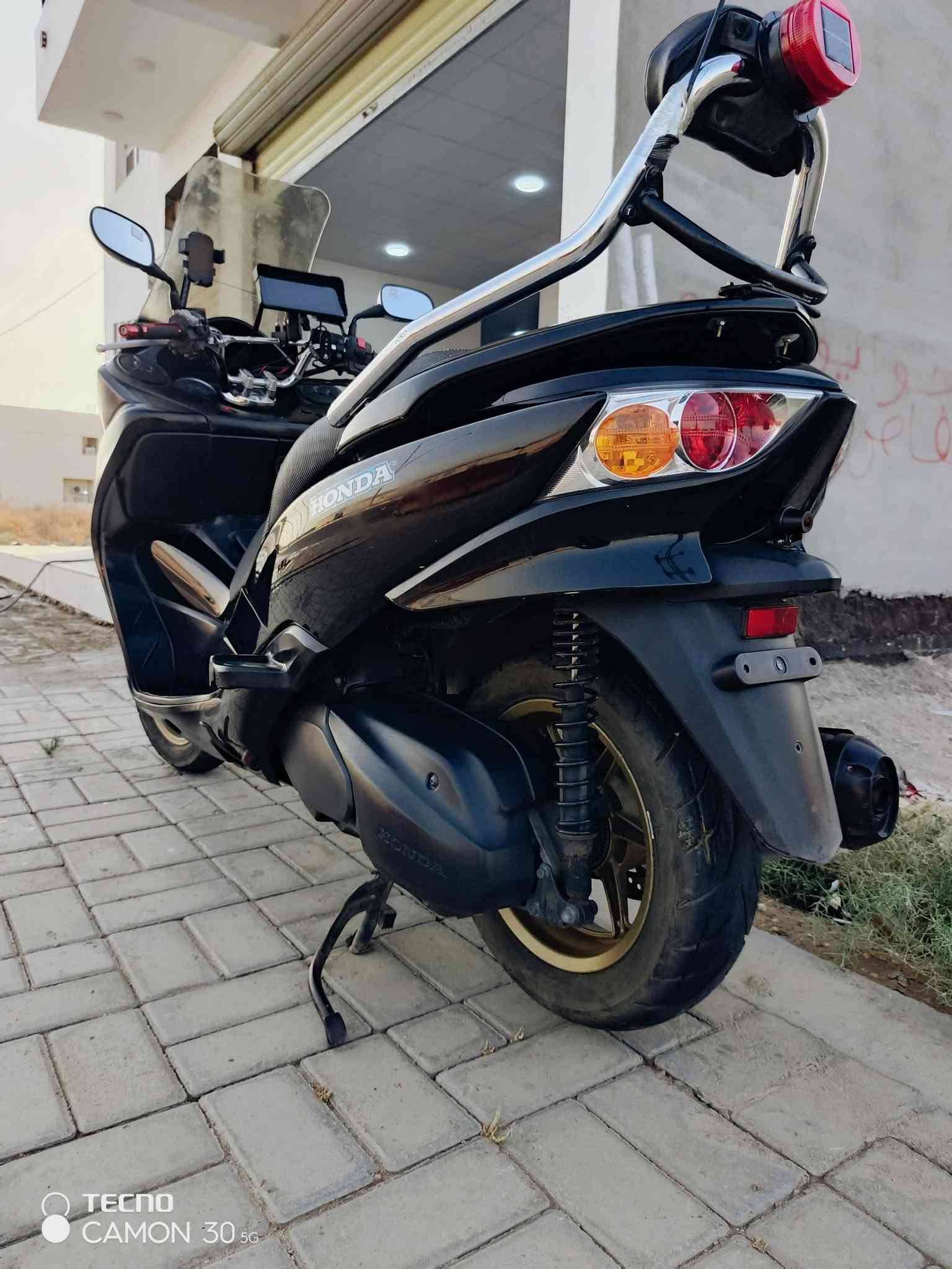 السلام عليكم ورحمة الله وبركاته
Honda Forza 010 - 250 CC

كفالة _كير _ محرك بوضع شركه  

كير 7 نمر - اوتوماتيك - Sport _ حساسات _ هواي مواصفات بيه 

الدراجة كاملة و مثل ما موضحة بل صور نقصها فقط الجاملغ الامامي 
💯مزوده تزويد فول 
شاشة بمقاس 10 انج اوربيا كاربلي تدعم جميع التطبيقات 
نظام كامرات امامي خلفي 
سبايدر سلستيل العالي ابو التجوى
فدراليات اماميه 
بلوجكتر ابو الخوذه عالي ناصي 
مخرج شاحنه ثنائي + جداحه
ستاند موبايل عدد 2 
فتال خلفي 

السعر ١٥ ورقه وبيها مجال بسيط

رقم الهاتف: ***********
           : ***********

العنوان : الانبار _الرمادي _السبعة كيلو

نص مكتوب في الصور:
- TECNO CAMON 30 5G