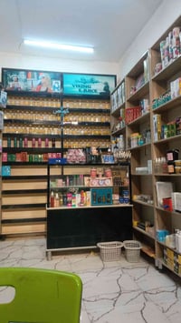 عندي محل كوزمتك في بغداد المدينه الاستكشافات بيه كله هوه رفوف وغراض  ا...